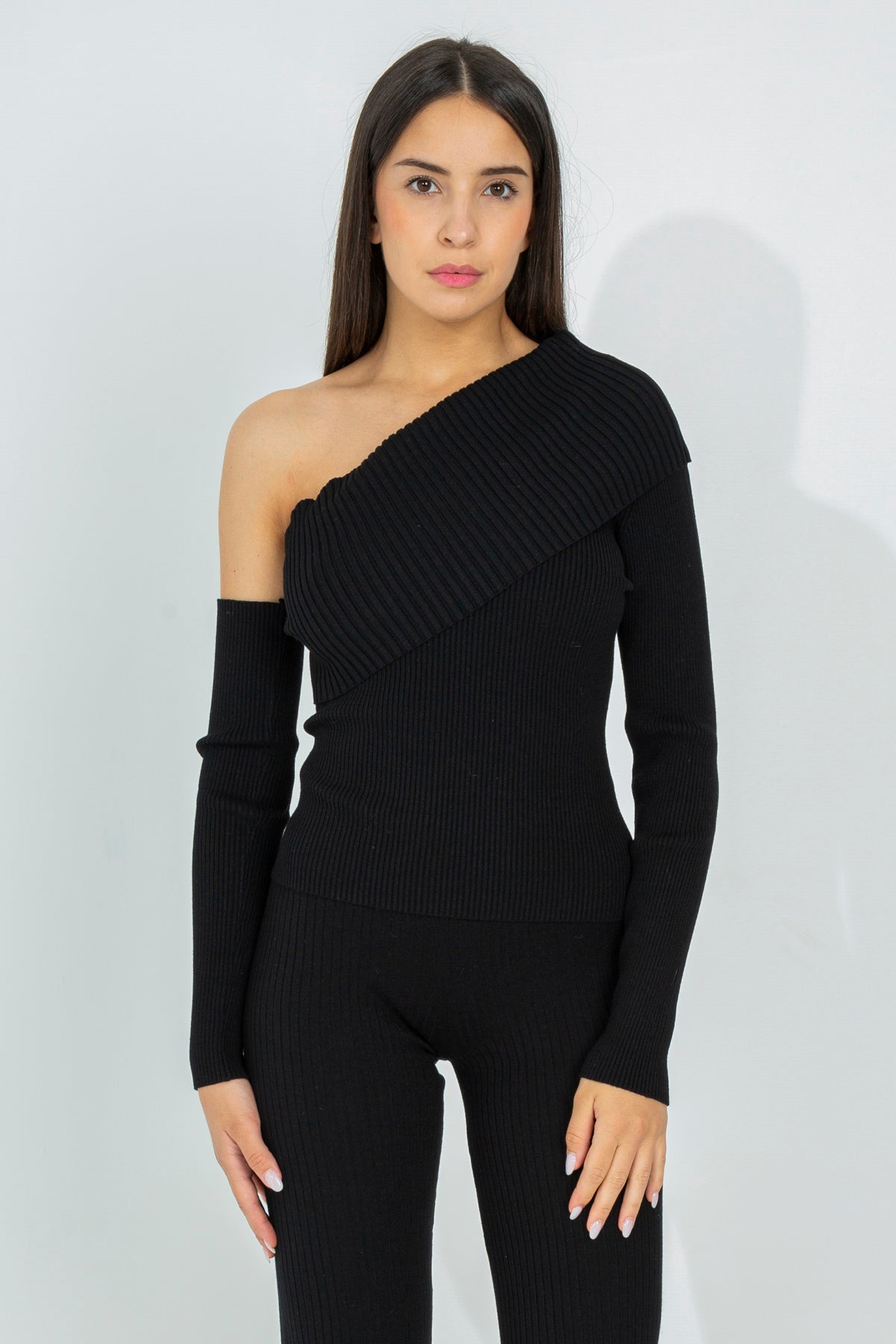 Ribbed one-shoulder sweater