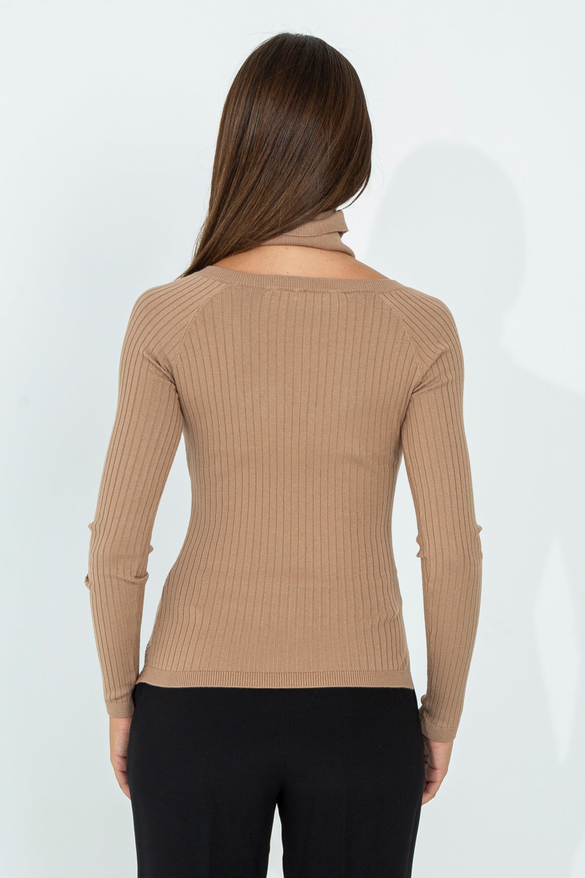 Ribbed sweater with removable collar