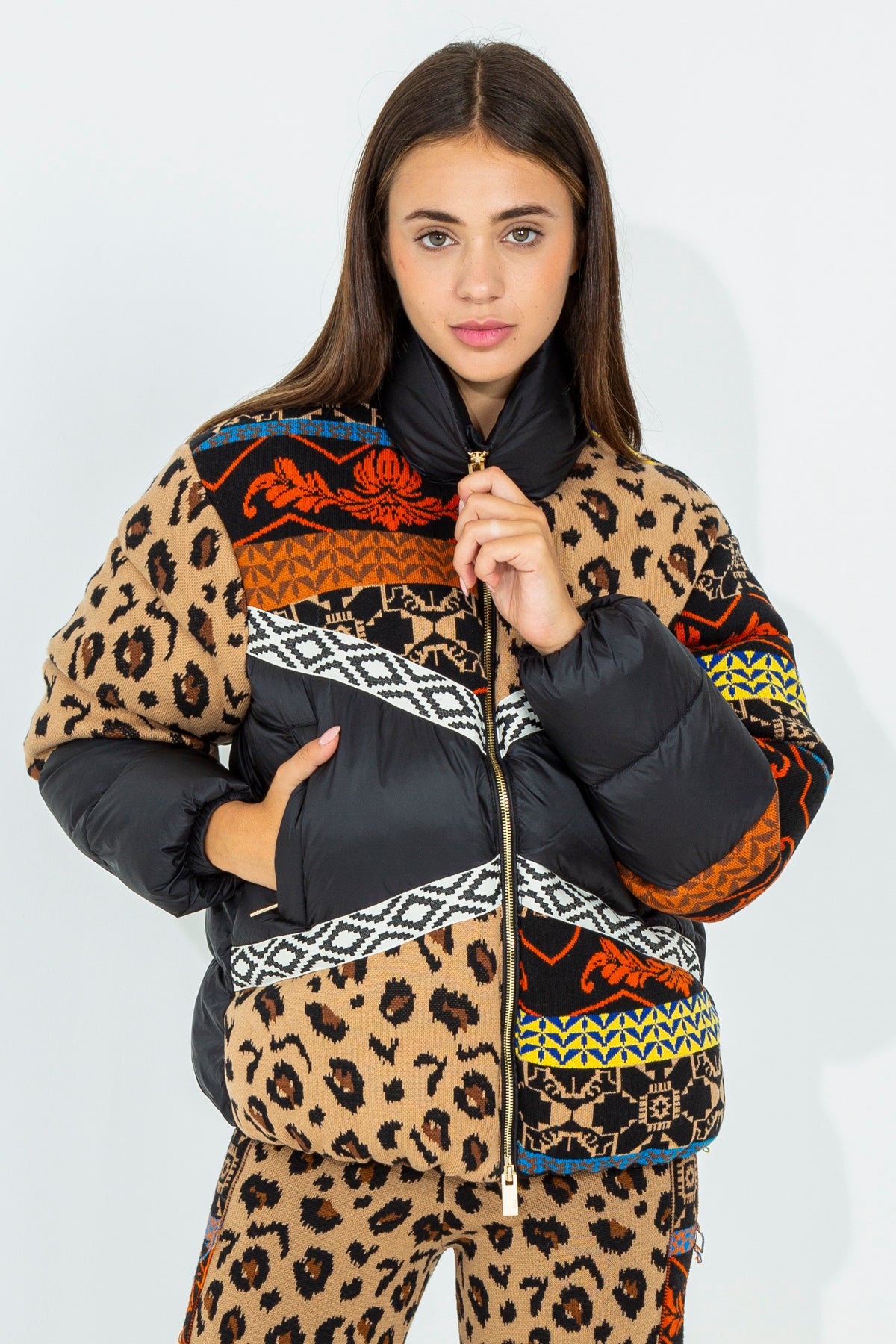 Short down jacket with multicolor pattern