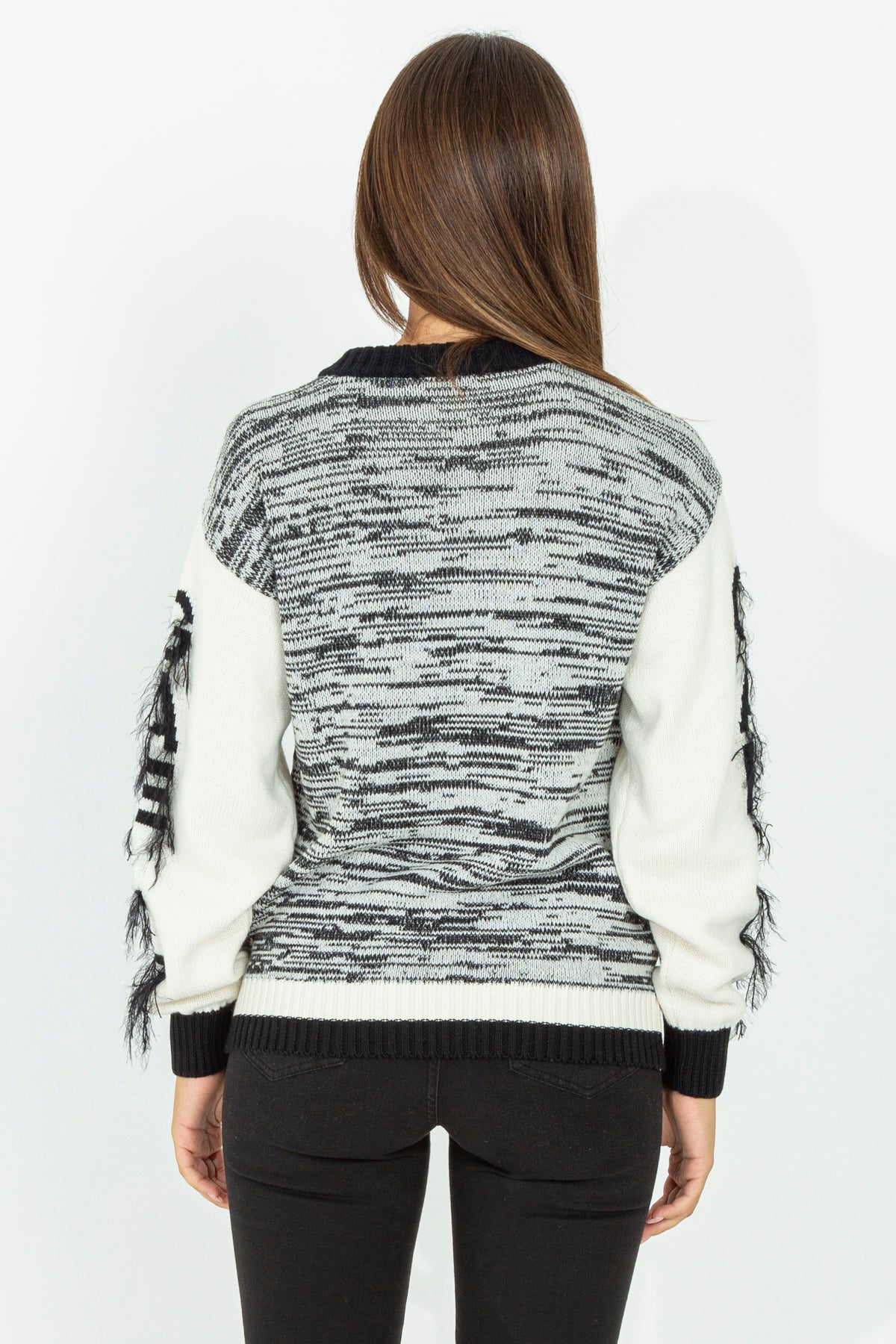 Pullover with contrasting sleeves