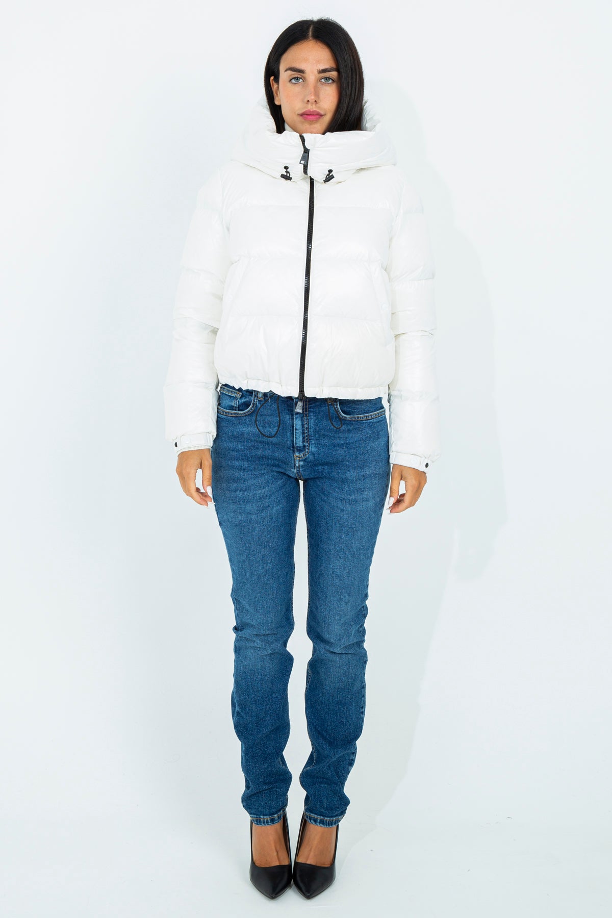 Short down jacket with funnel neck