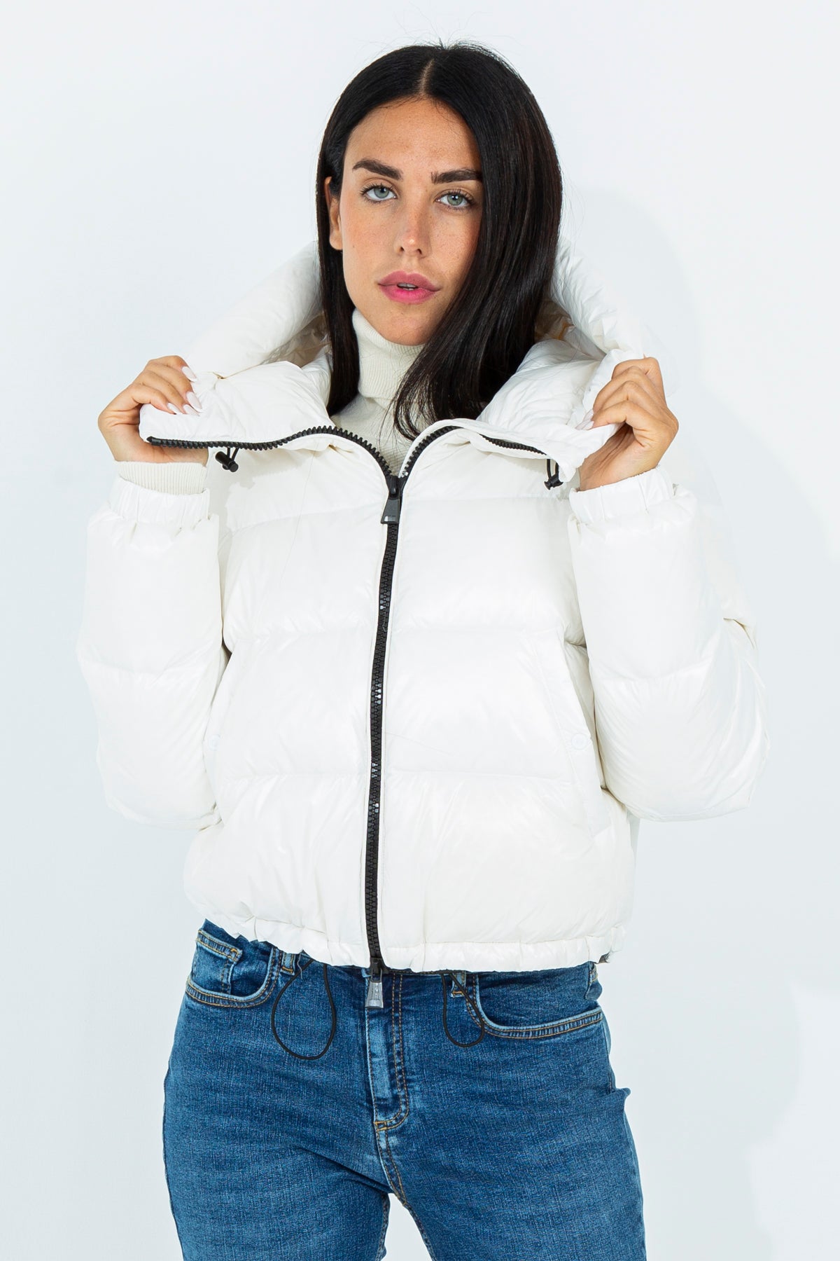 Short down jacket with funnel neck