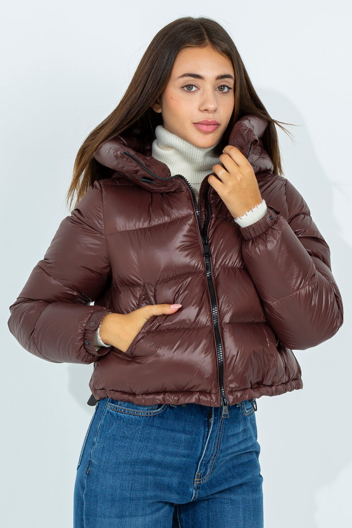 Short down jacket with funnel neck