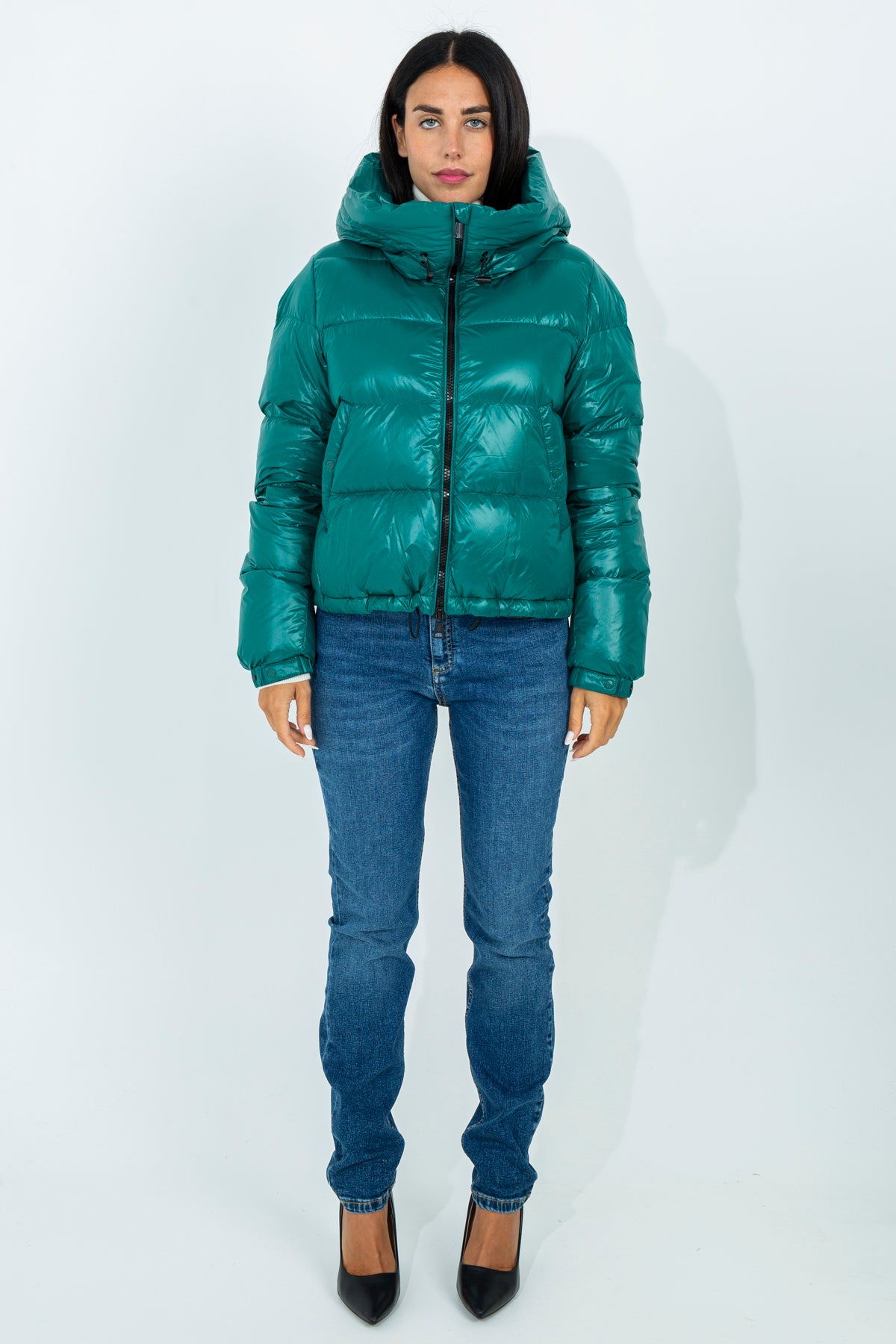 Short down jacket with funnel neck