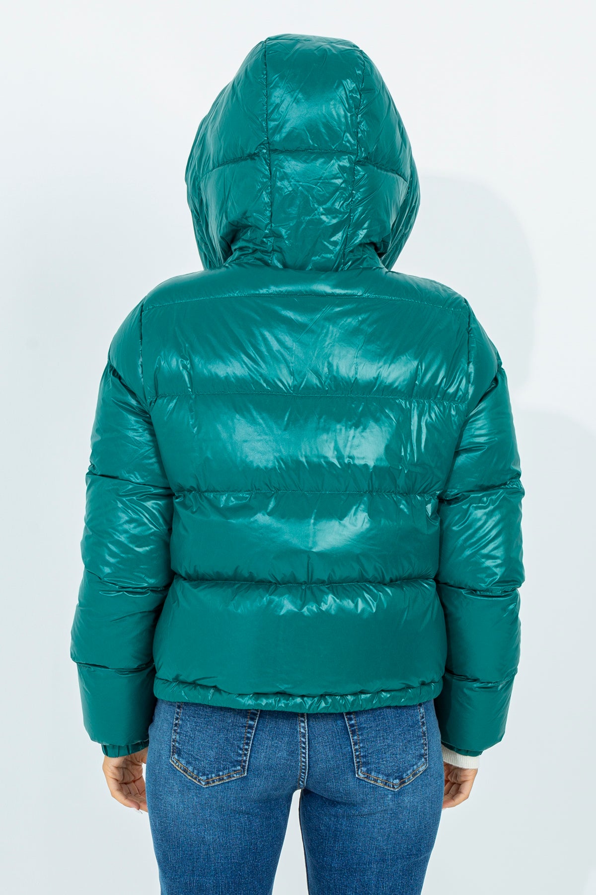 Short down jacket with funnel neck