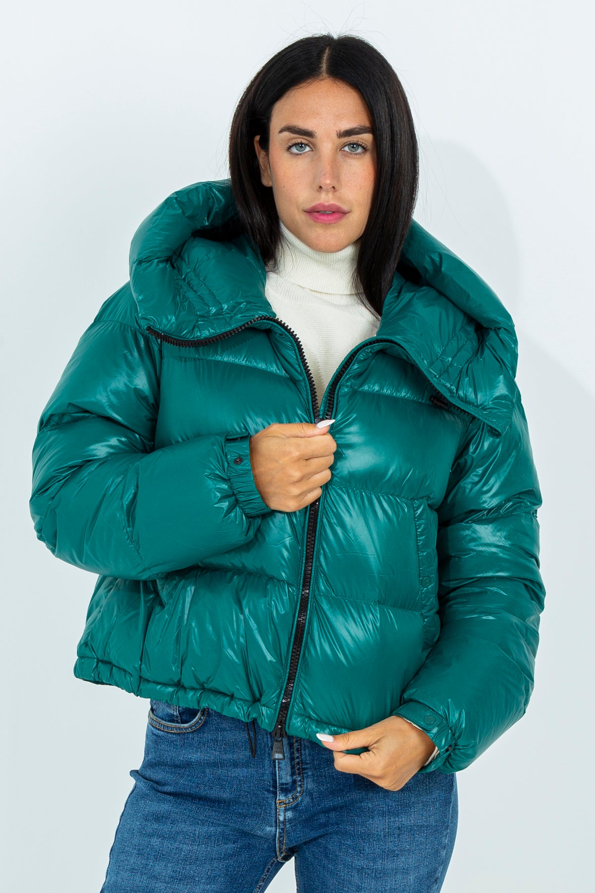 Short down jacket with funnel neck