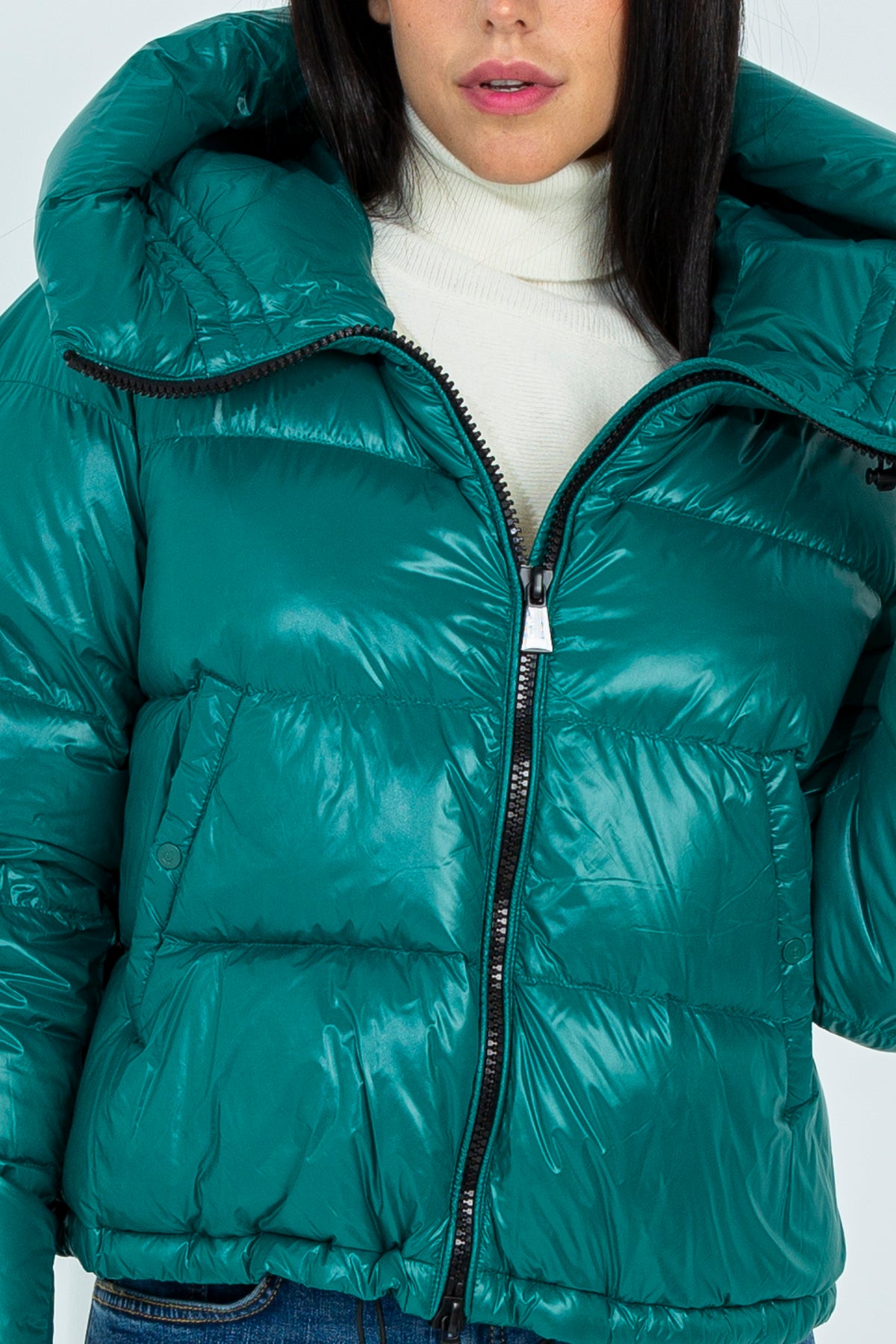 Short down jacket with funnel neck