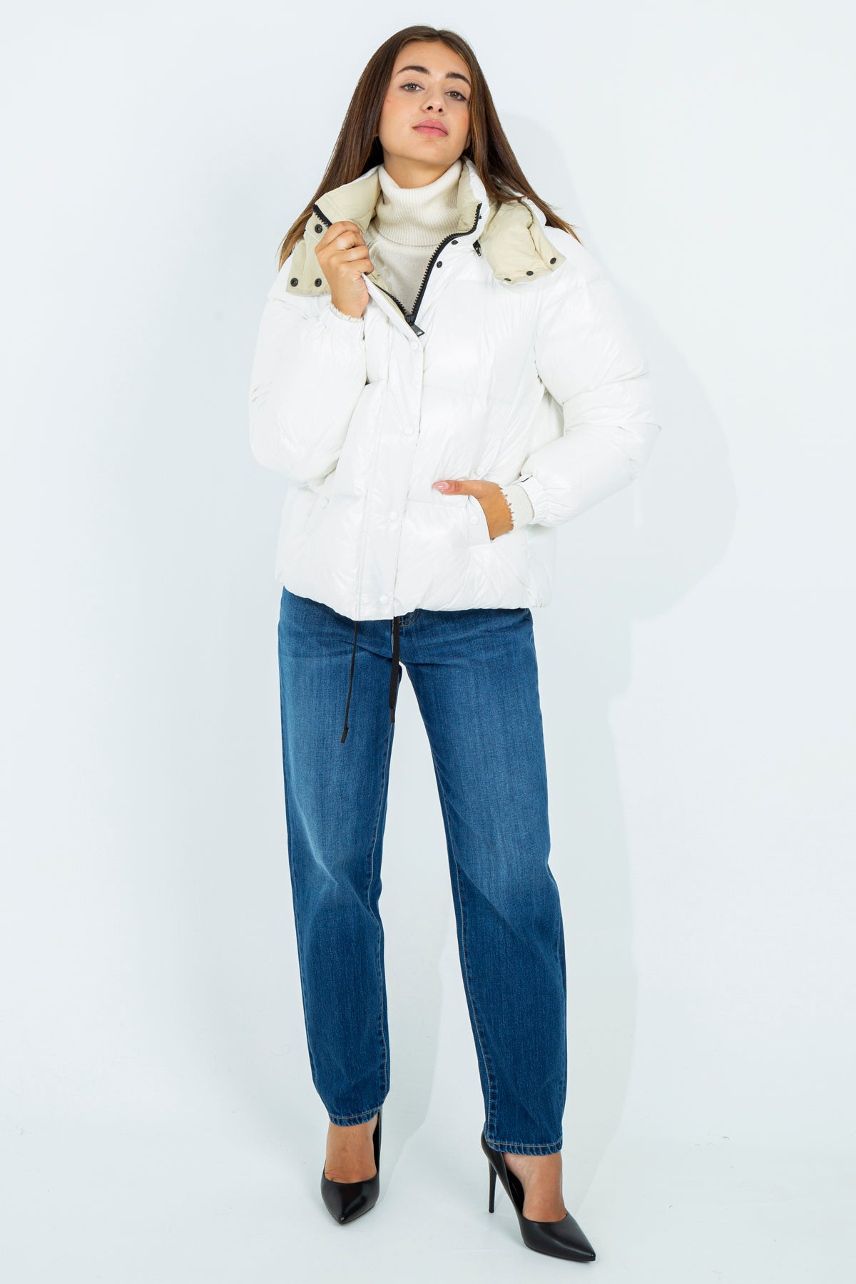 Short down jacket with removable hood