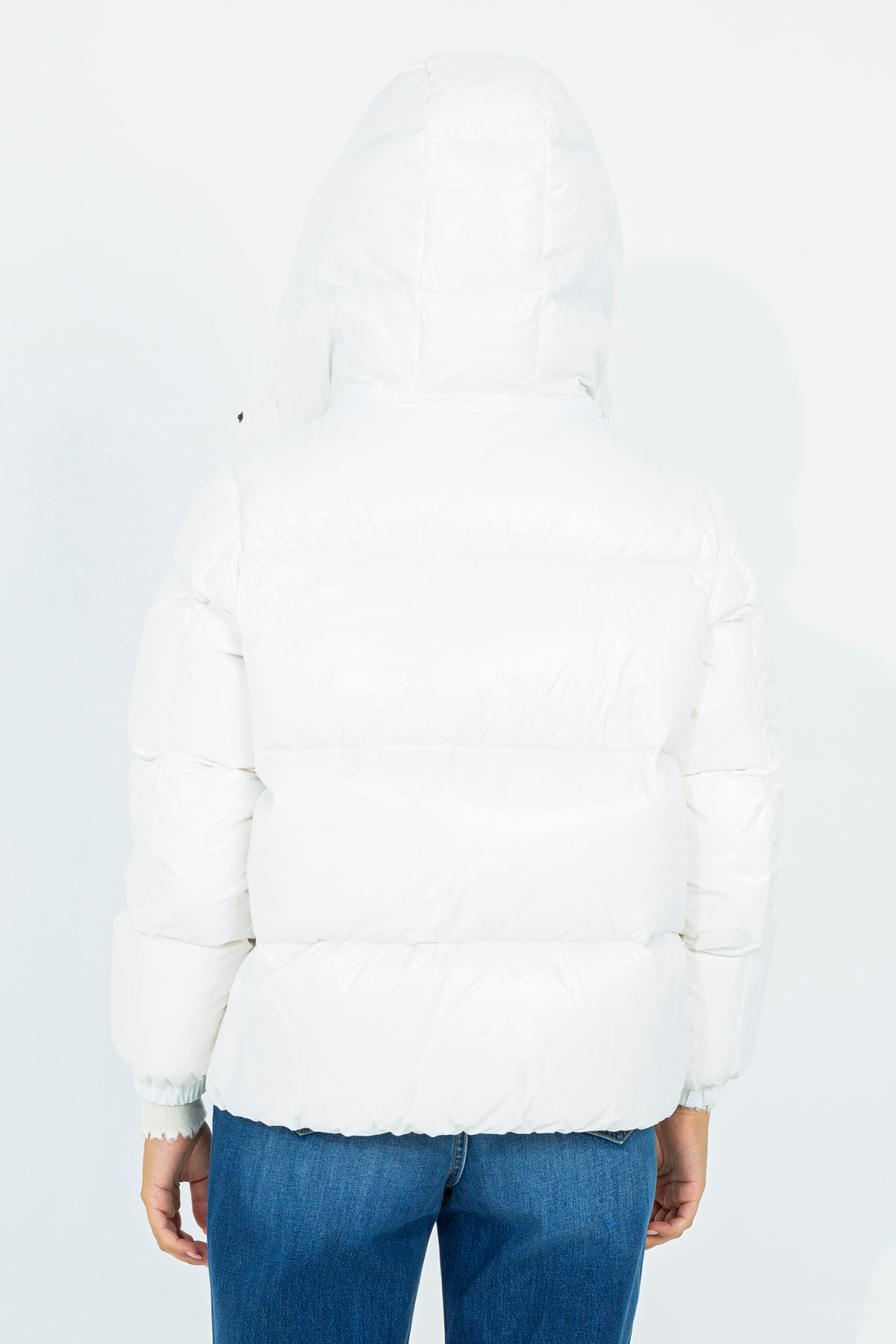 Short down jacket with removable hood