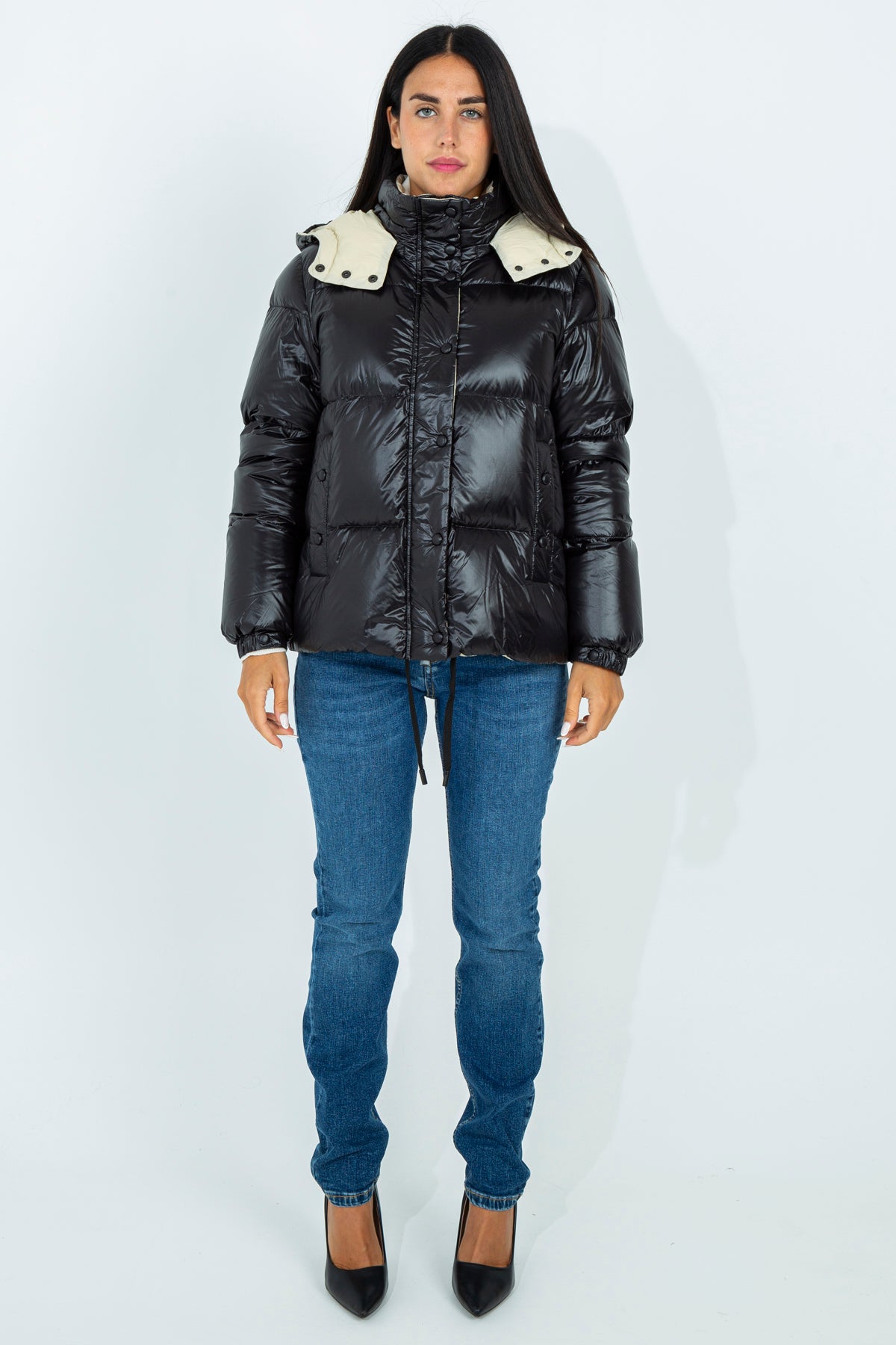 Short down jacket with removable hood