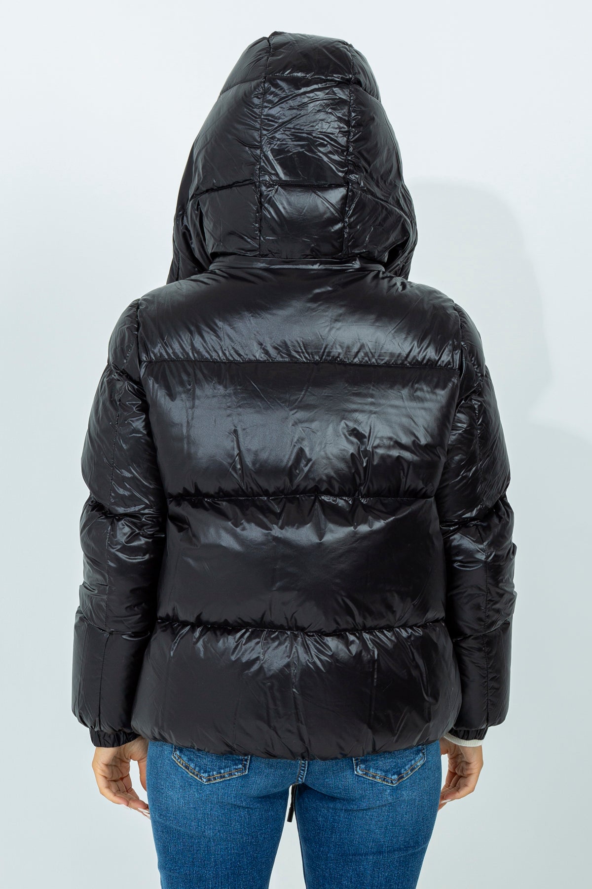 Short down jacket with removable hood