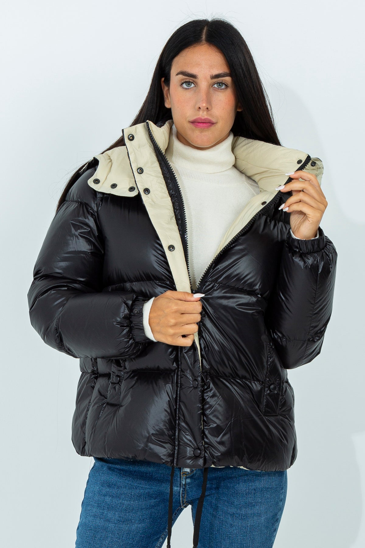 Short down jacket with removable hood