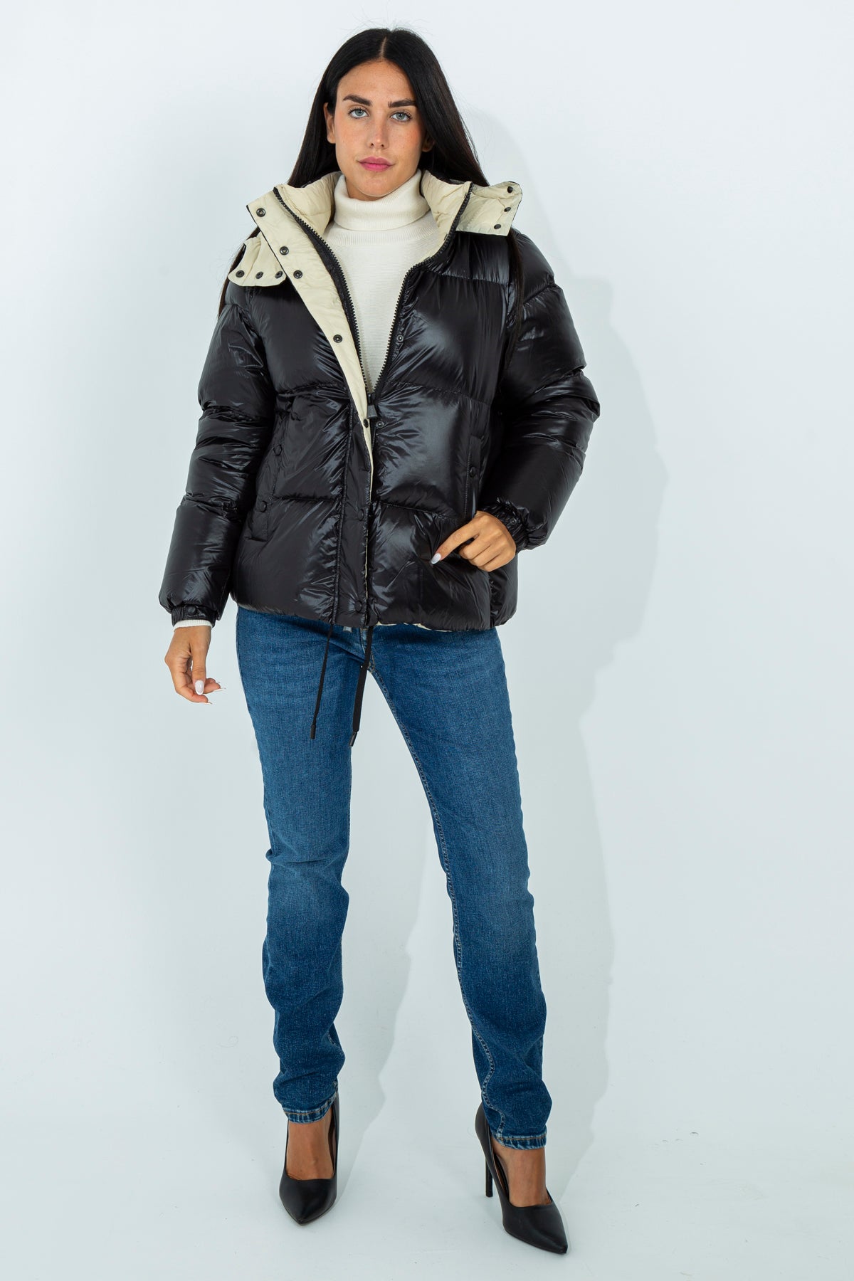 Short down jacket with removable hood