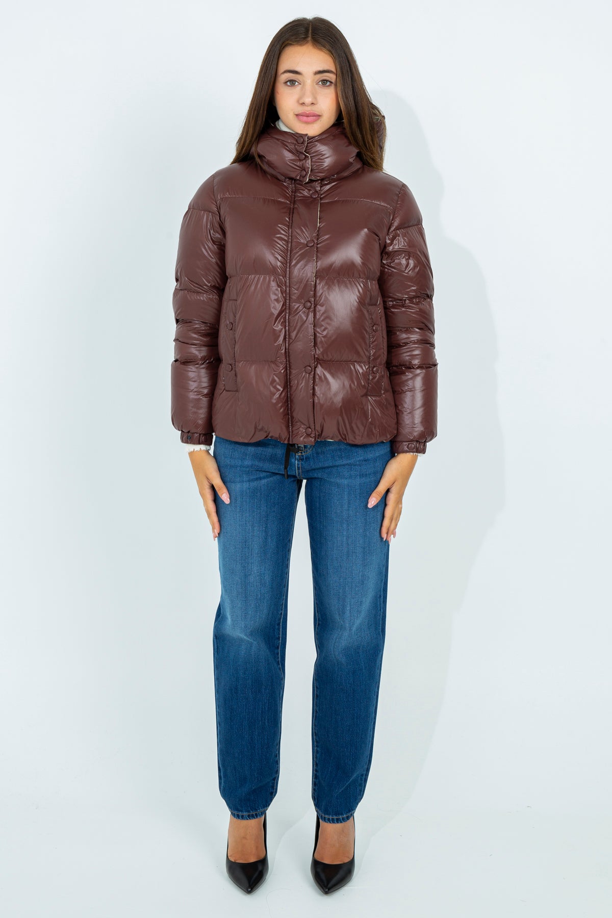 Short down jacket with removable hood