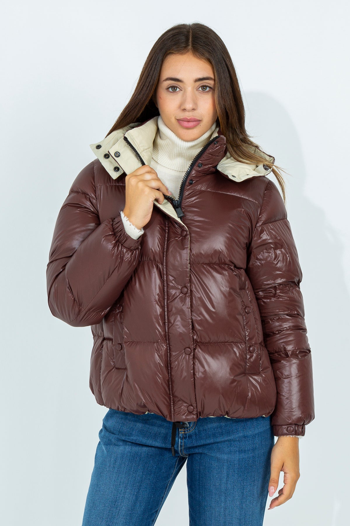 Short down jacket with removable hood