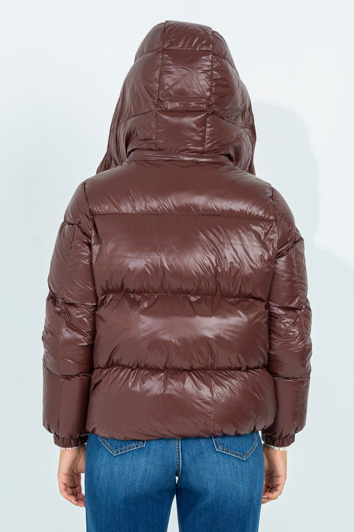 Short down jacket with removable hood