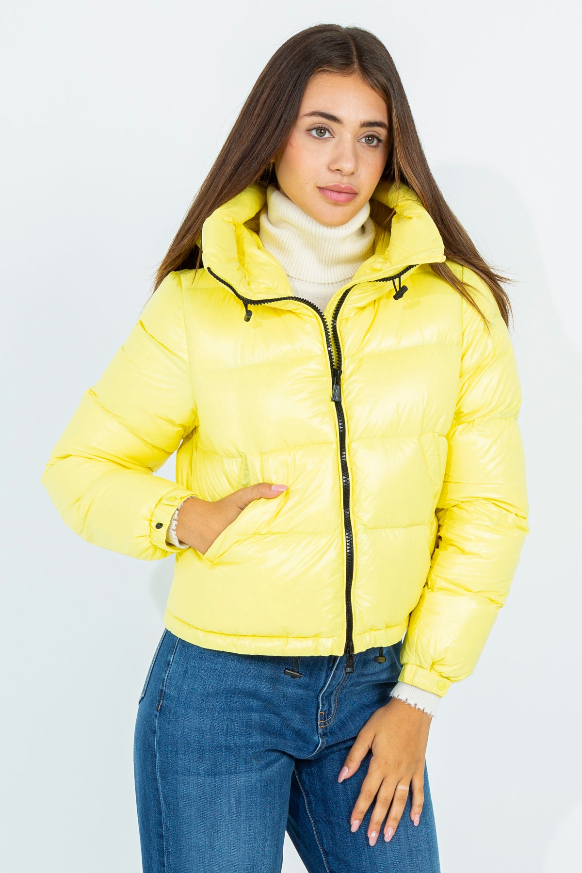 Short down jacket with funnel neck