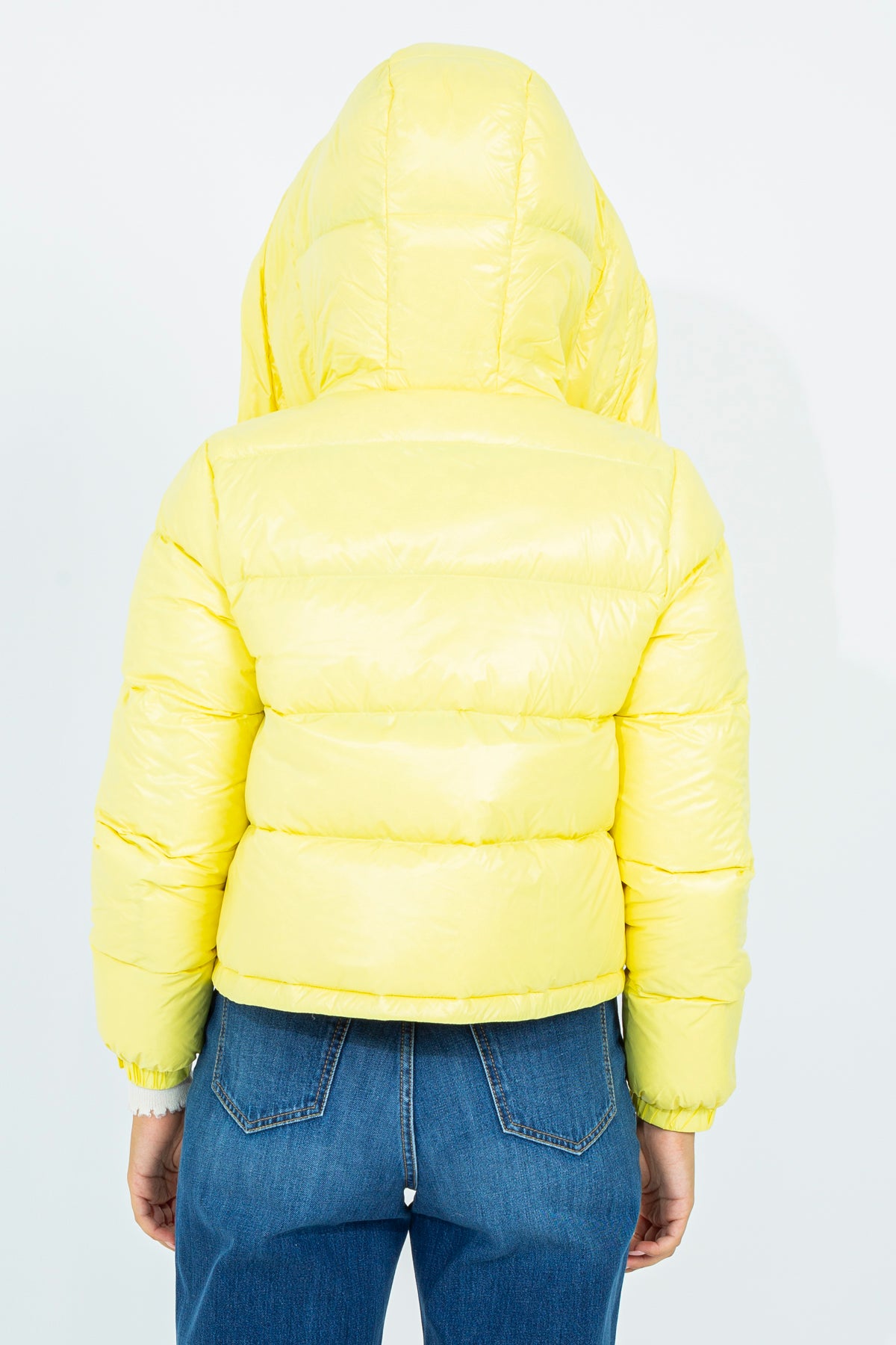 Short down jacket with funnel neck