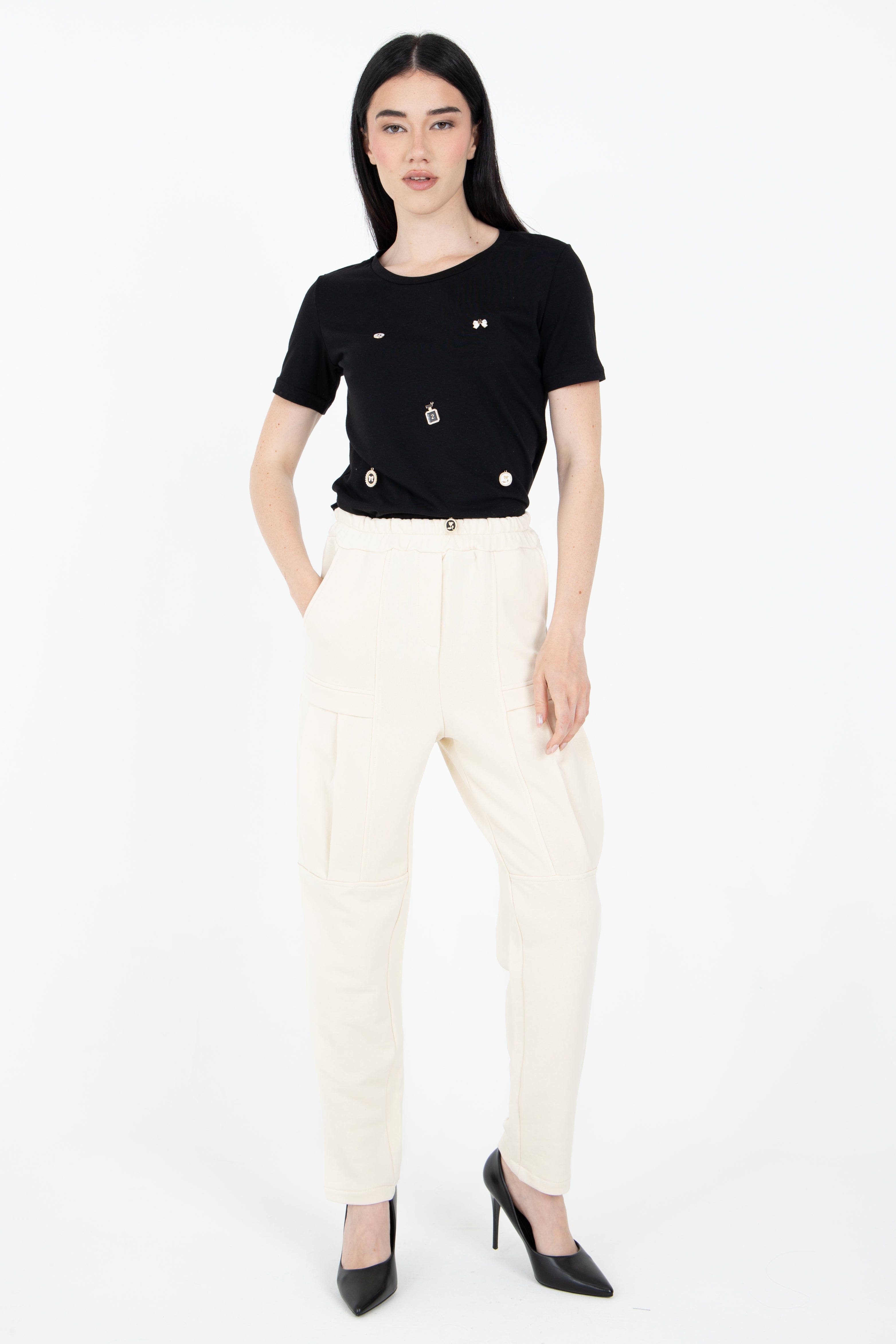 T-shirt con applicazioni cucite