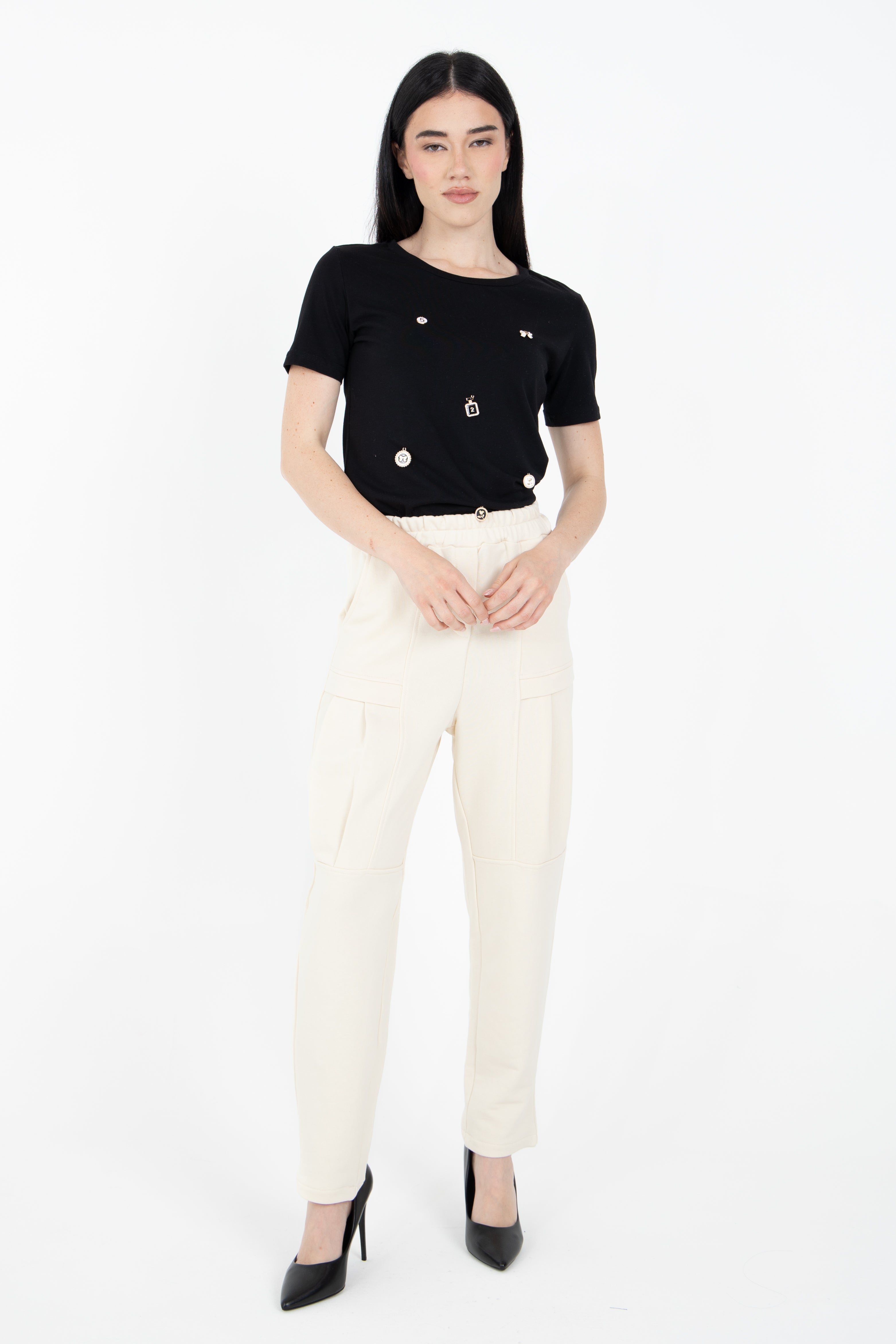T-shirt con applicazioni cucite