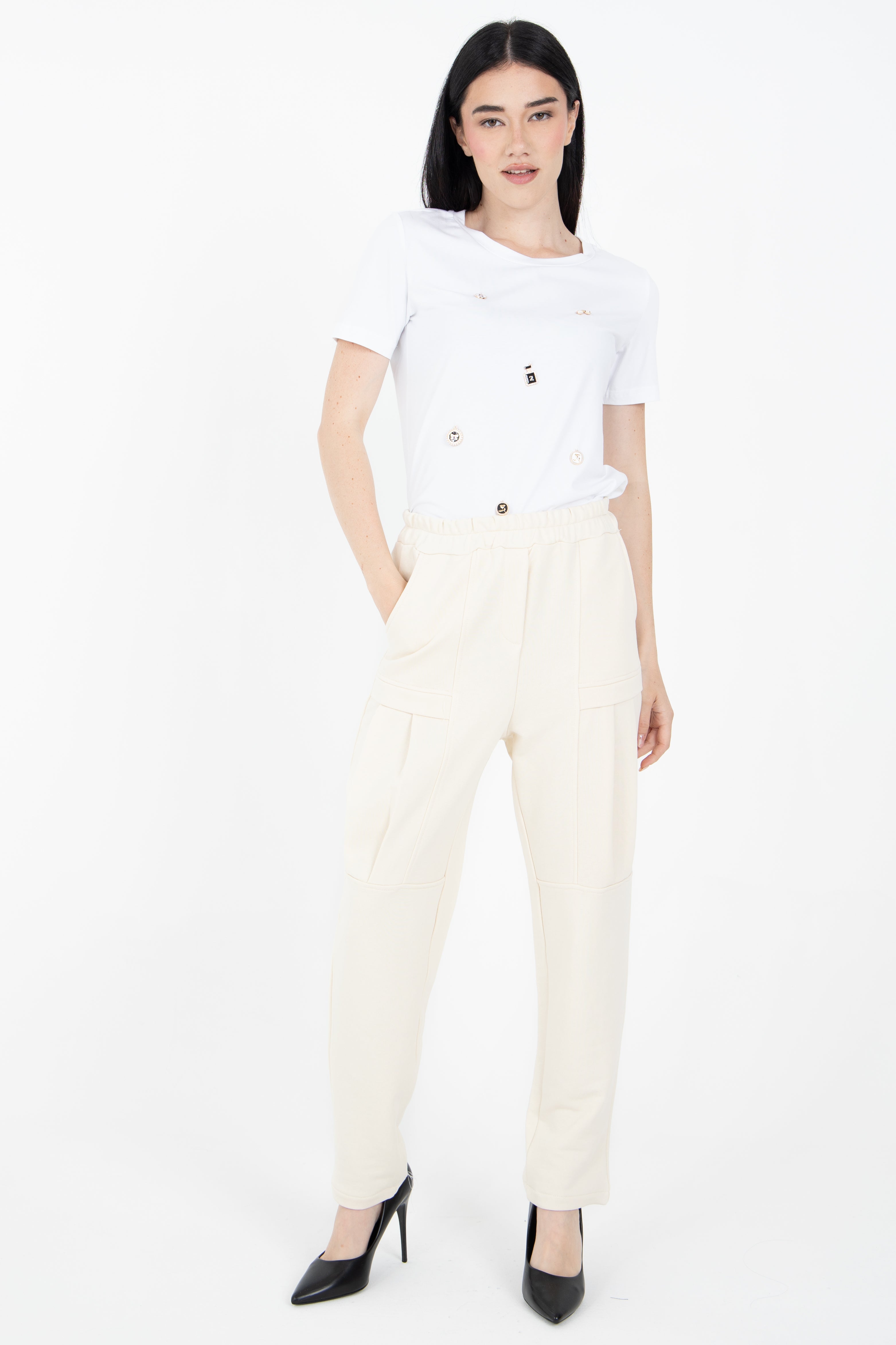 T-shirt con applicazioni cucite