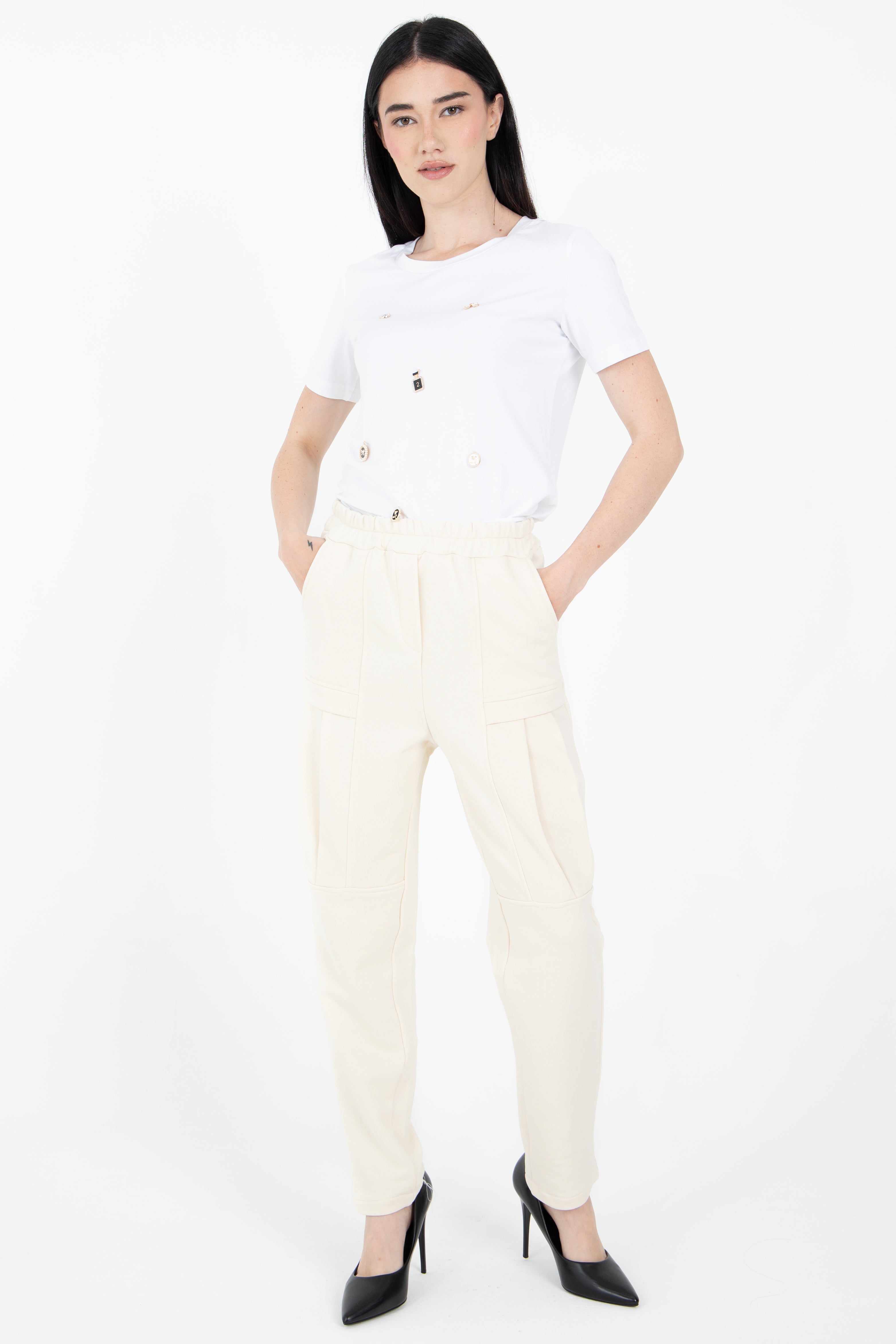 T-shirt con applicazioni cucite
