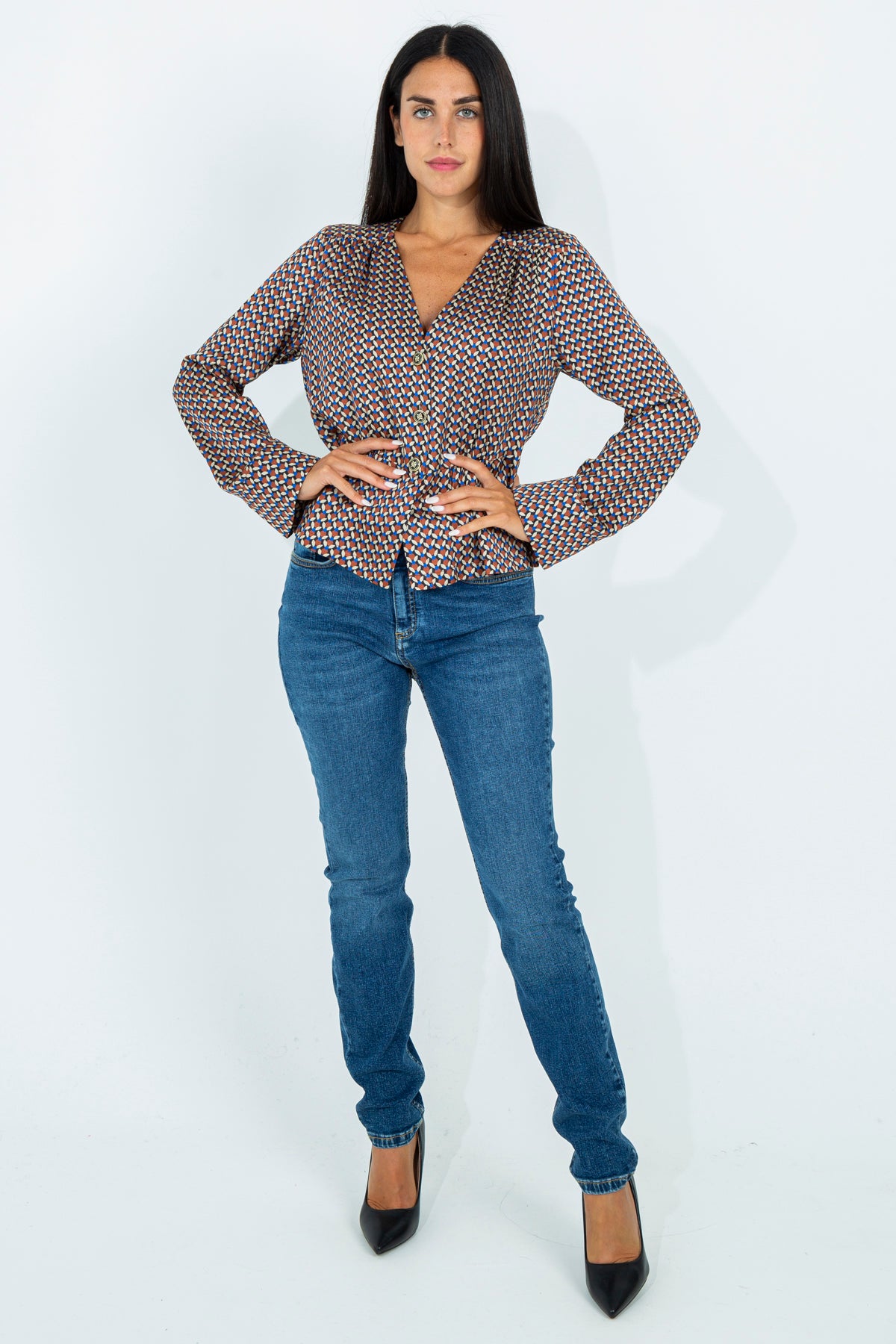 Patterned blouse with buttons