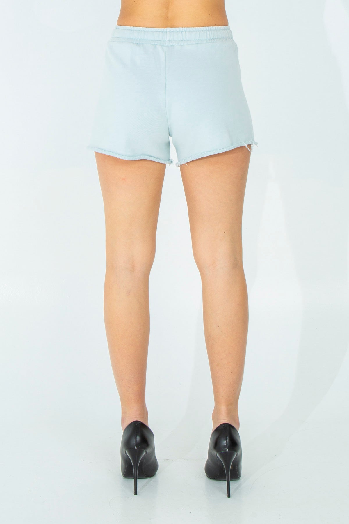 Shorts basic con fondo a taglio vivo