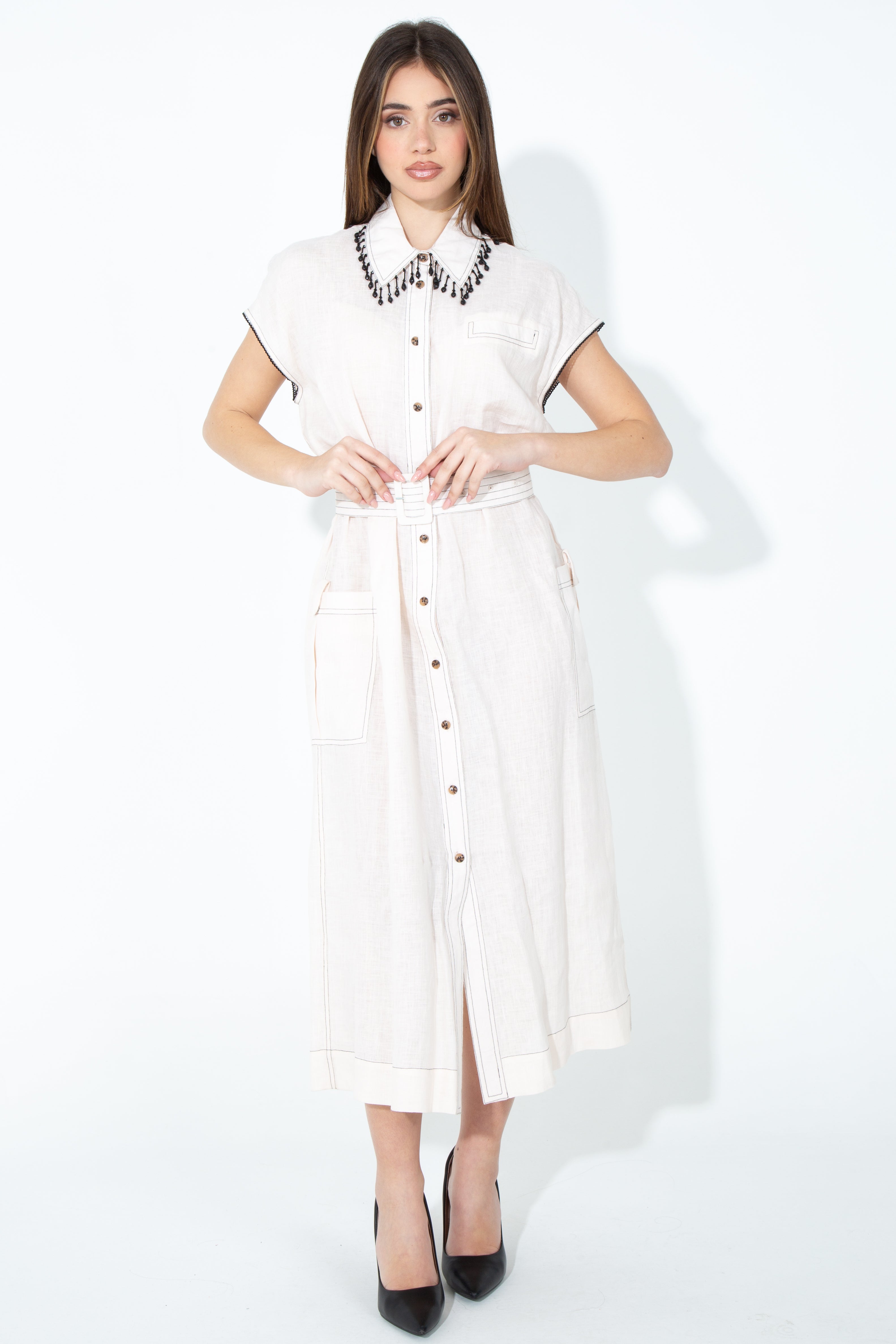 Abito con dettaglio su colletto