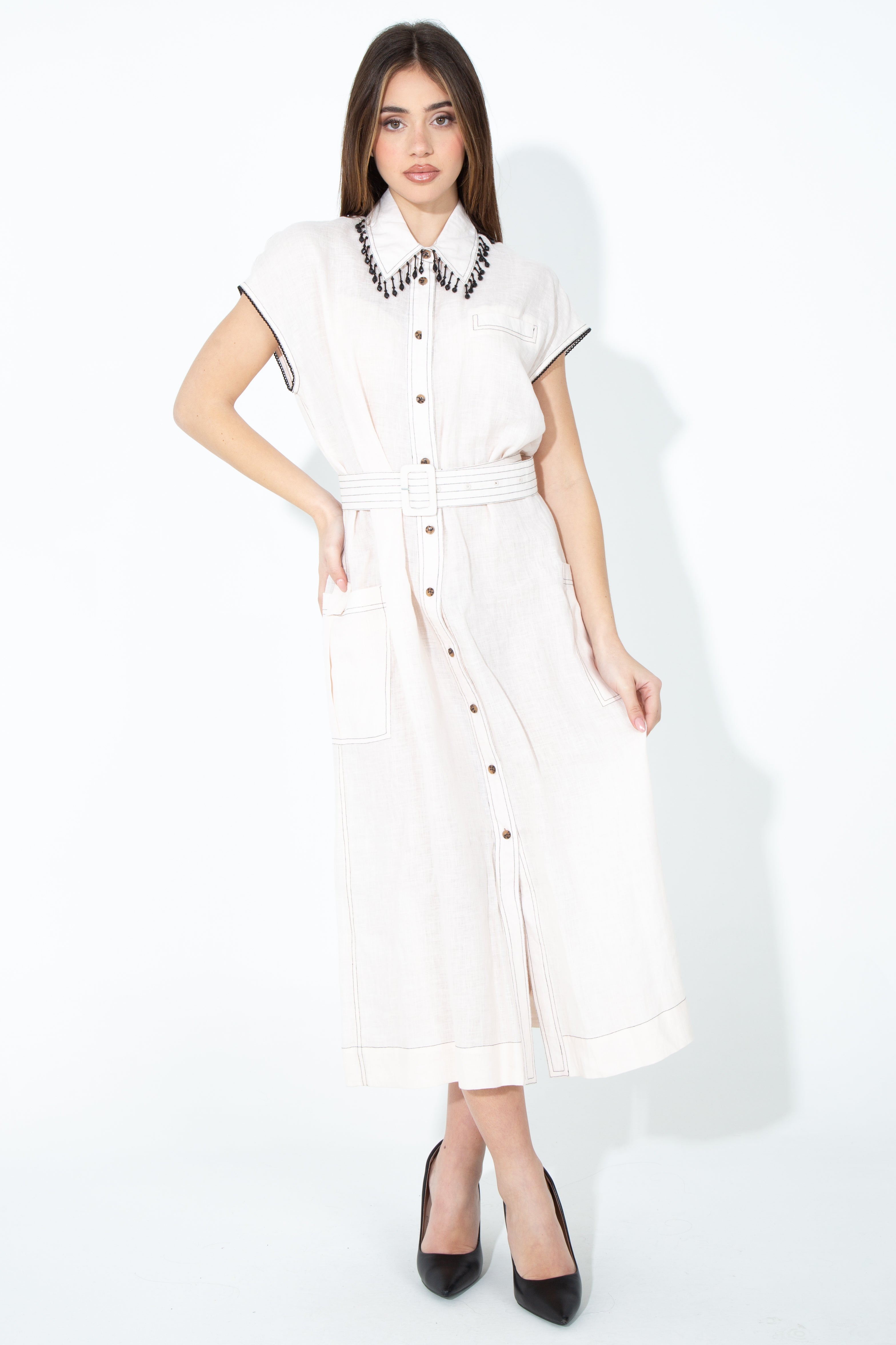 Abito con dettaglio su colletto