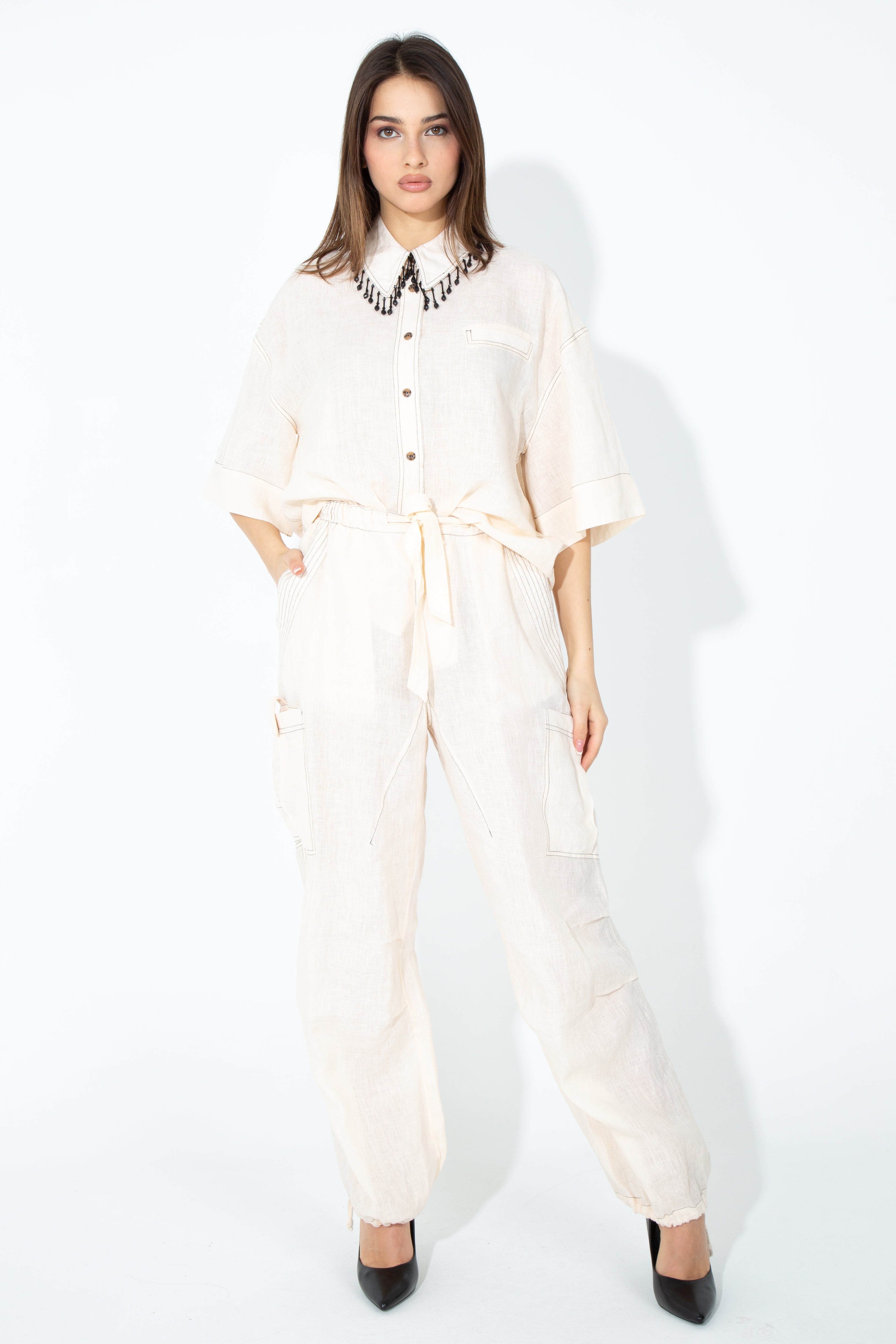 Pantalone con cuciture a contrasto