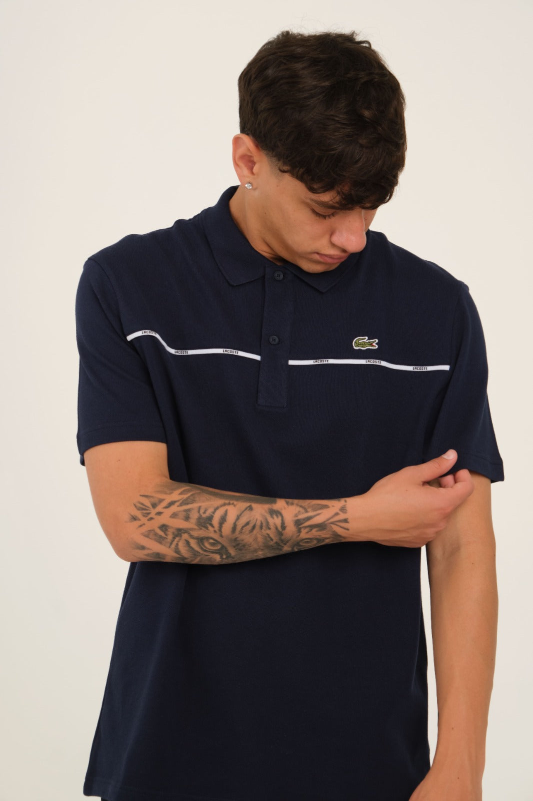 Polo con bordo con logo