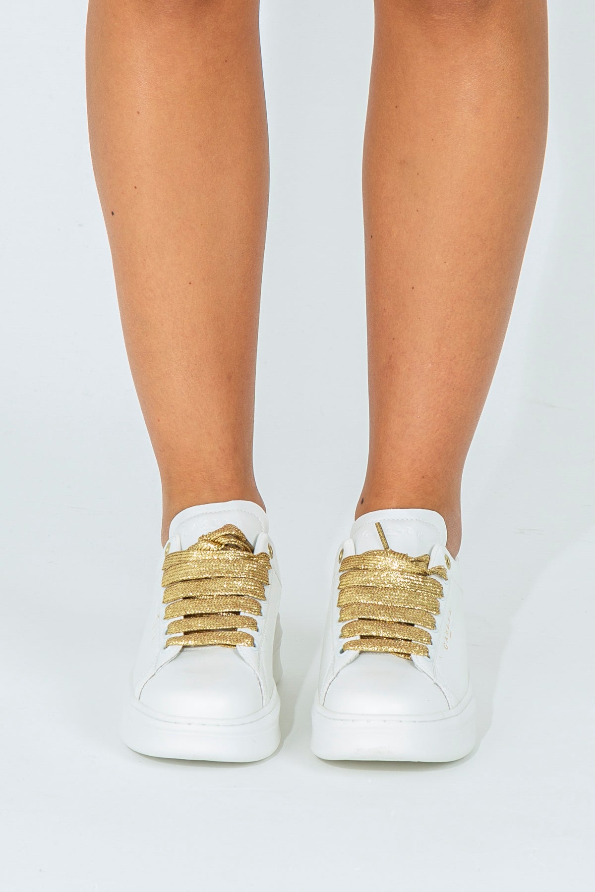 Sneakers con tallone logato