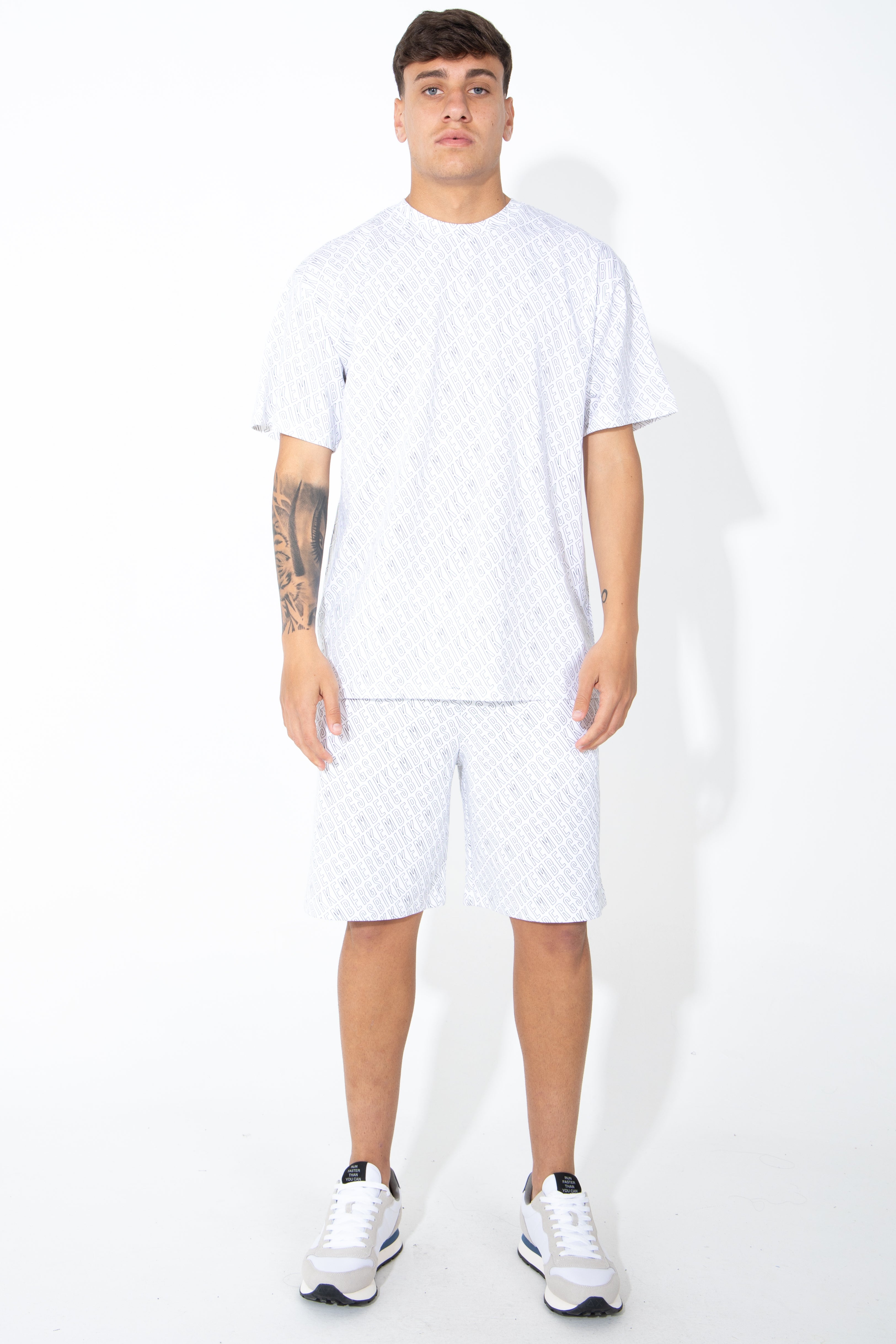 T-shirt con stampa allover