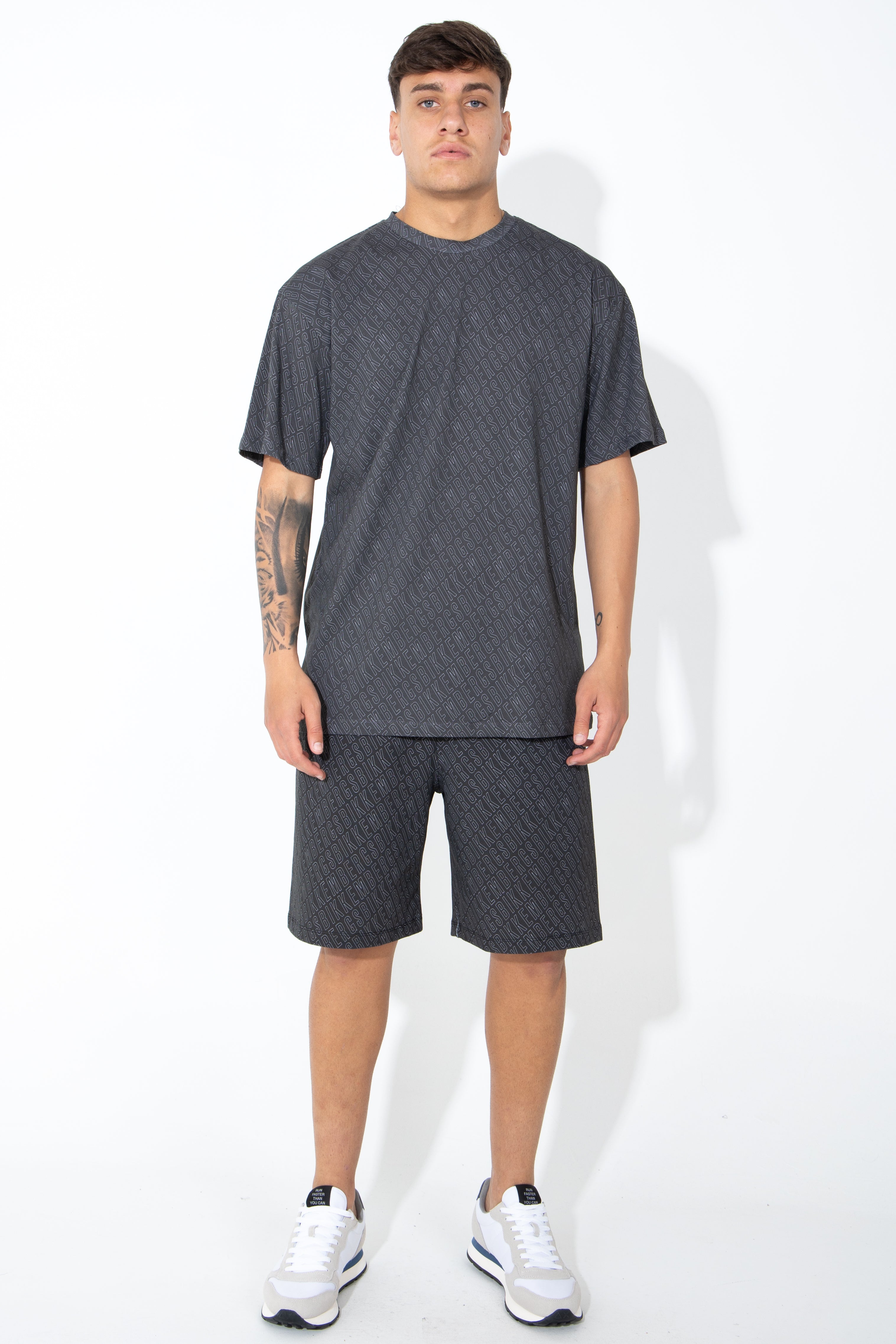 T-shirt con stampa allover