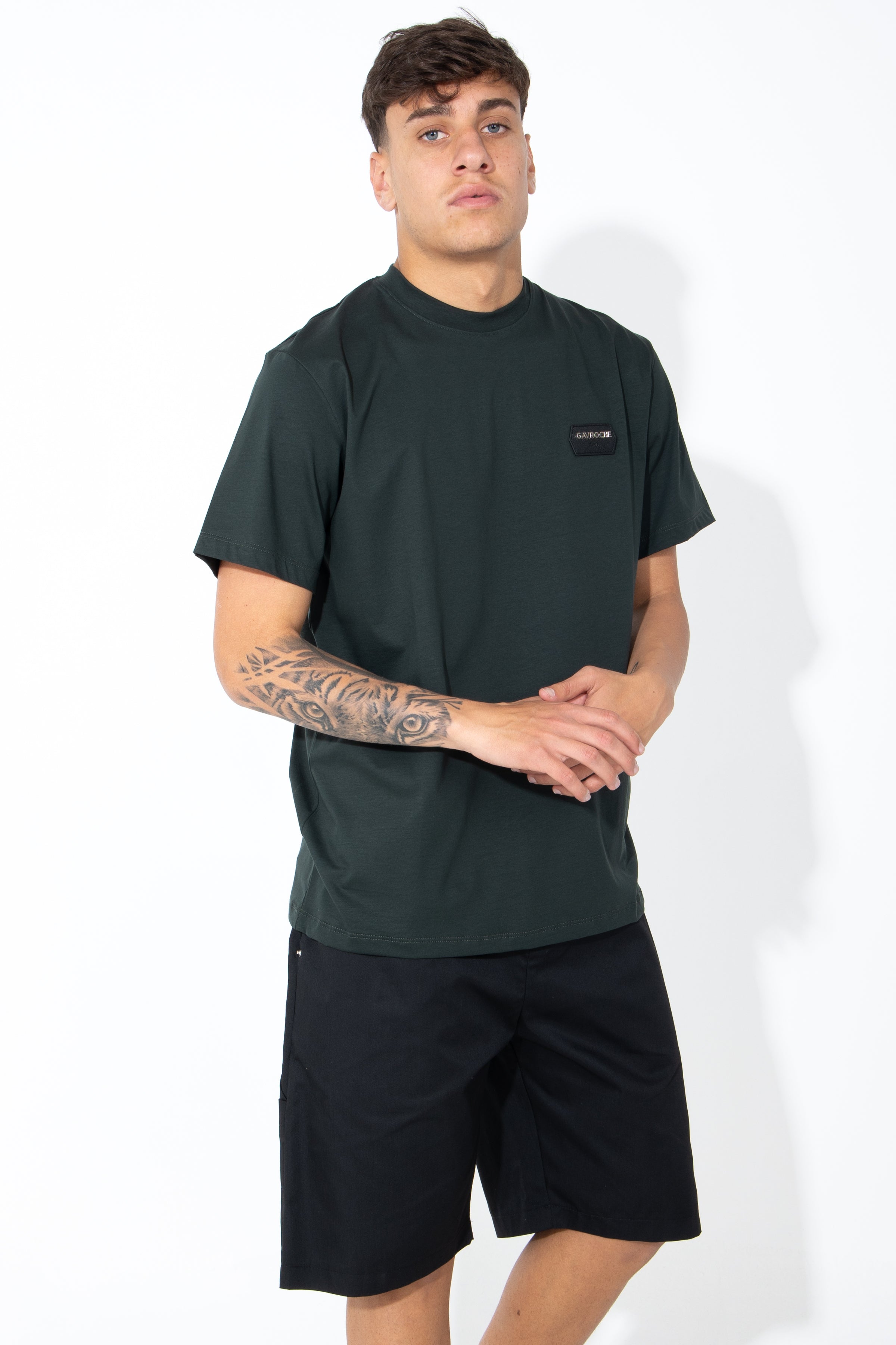 T-shirt con logo applicato