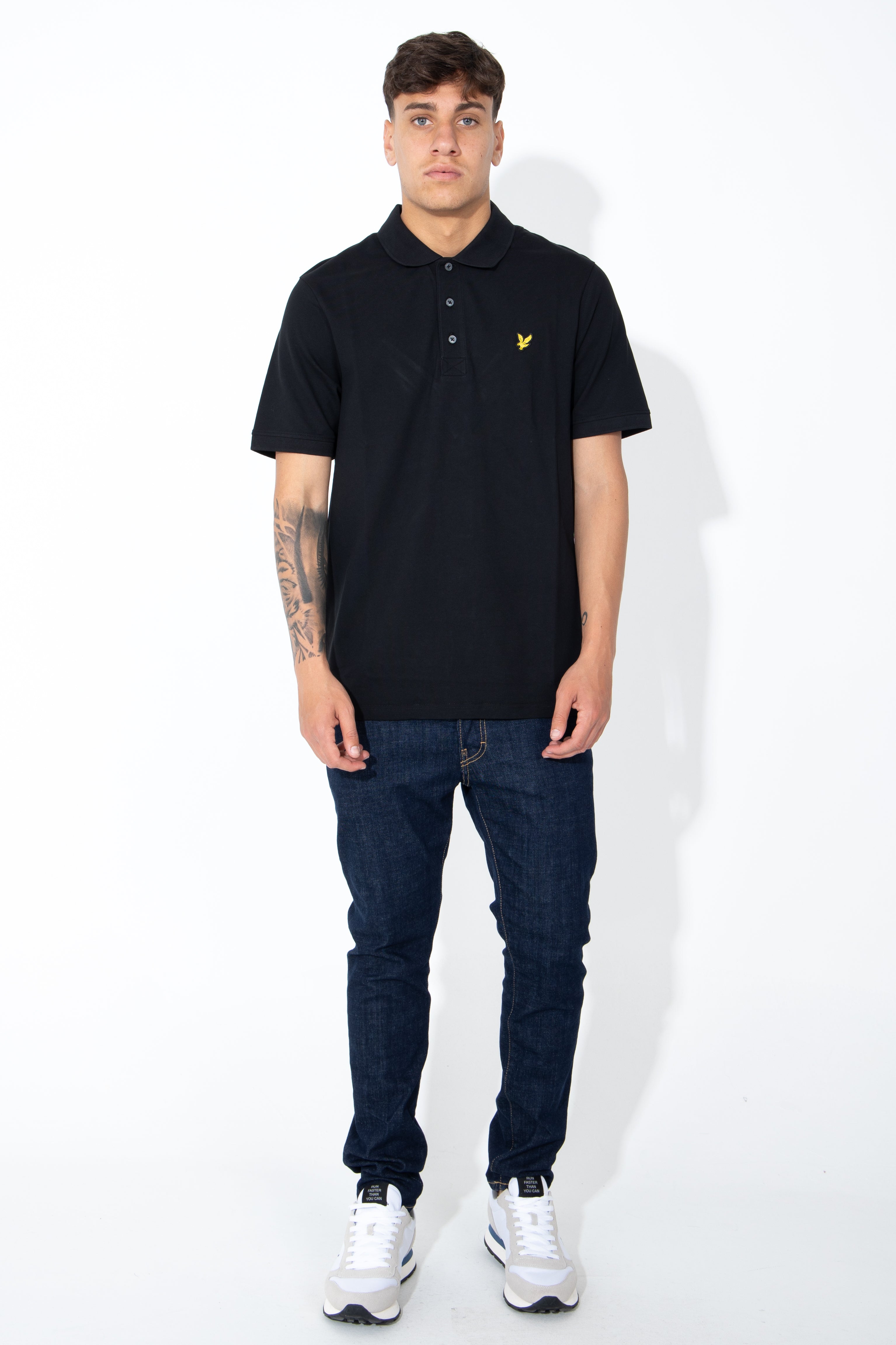 Polo con logo giallo