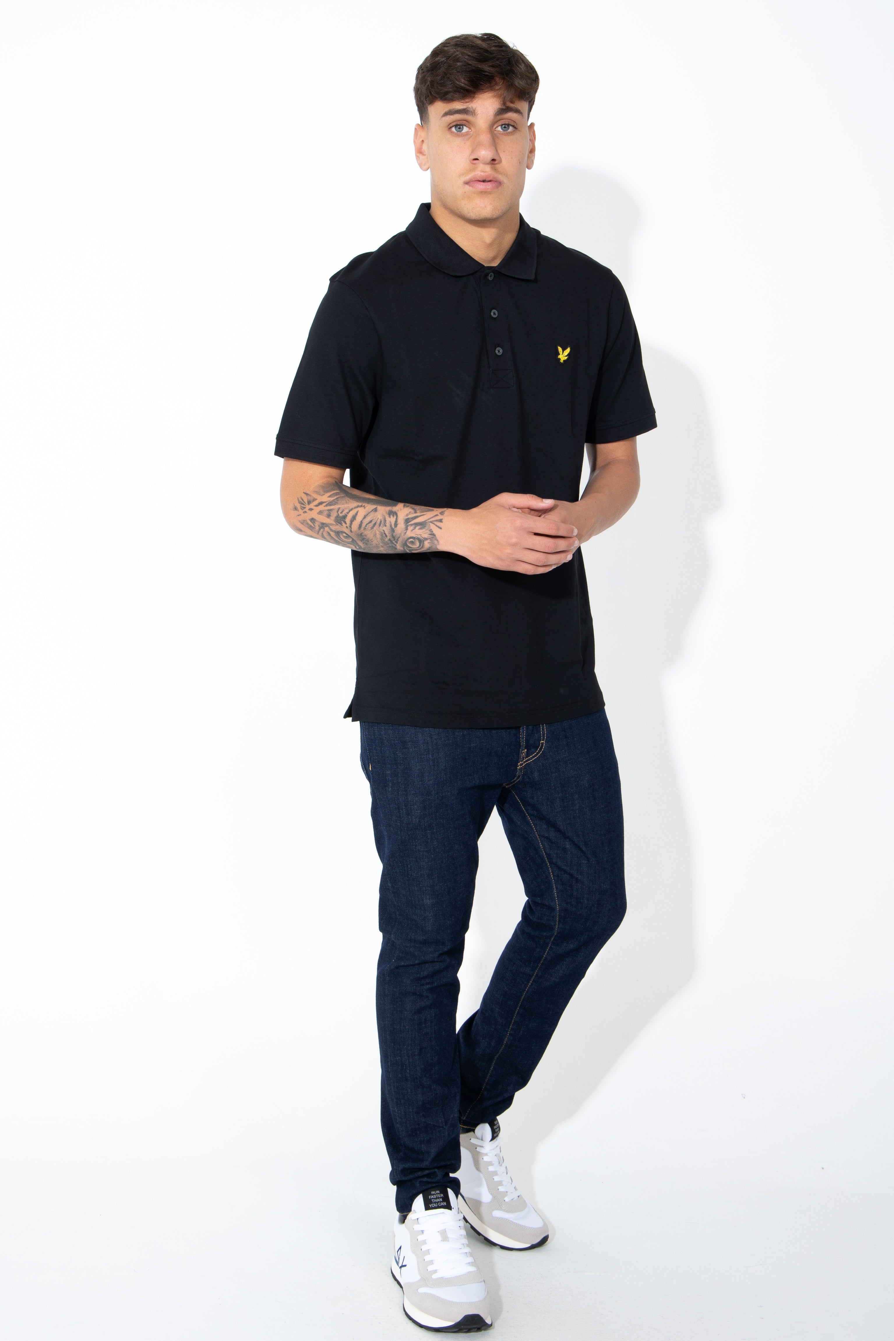 Polo con logo giallo