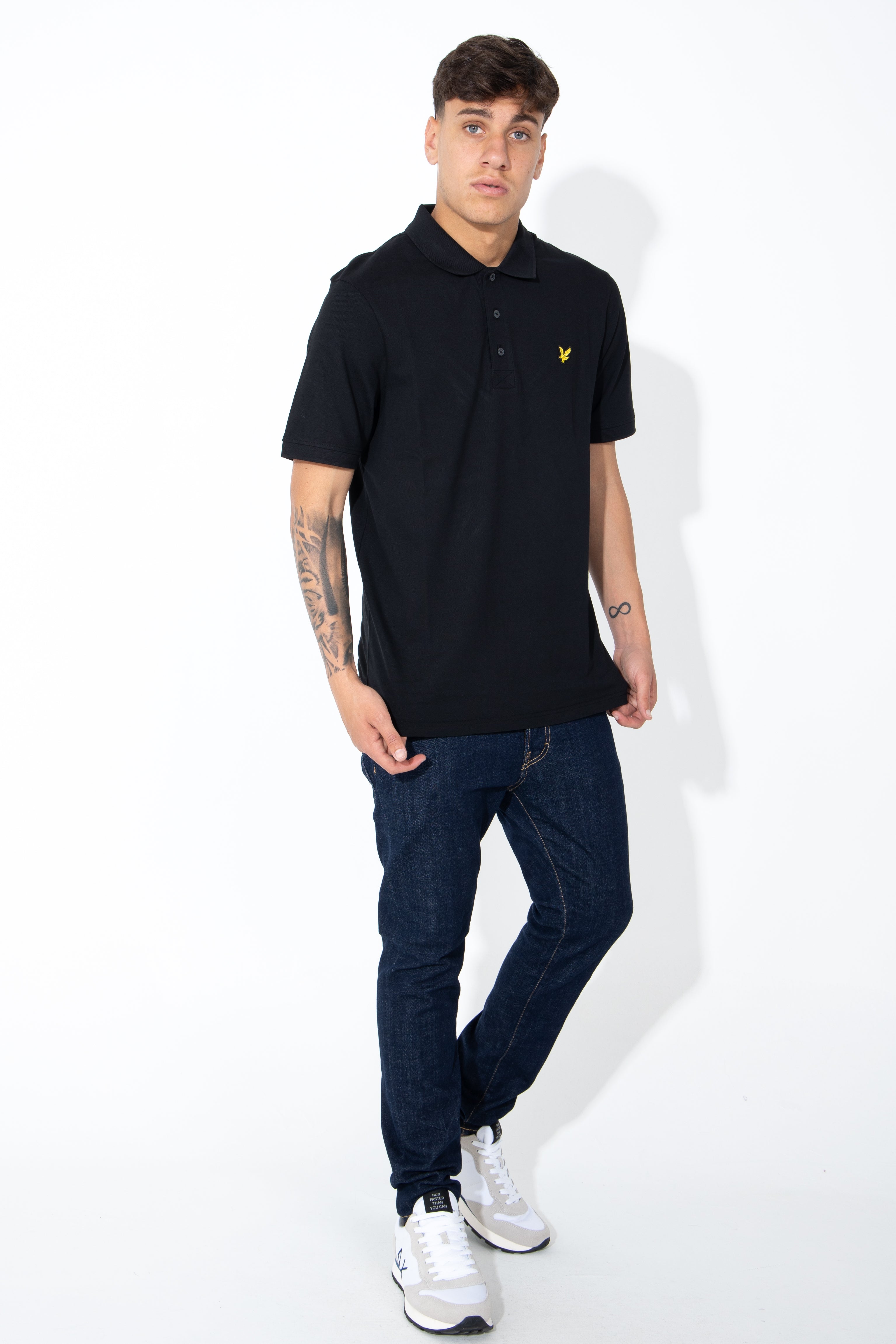 Polo con logo giallo