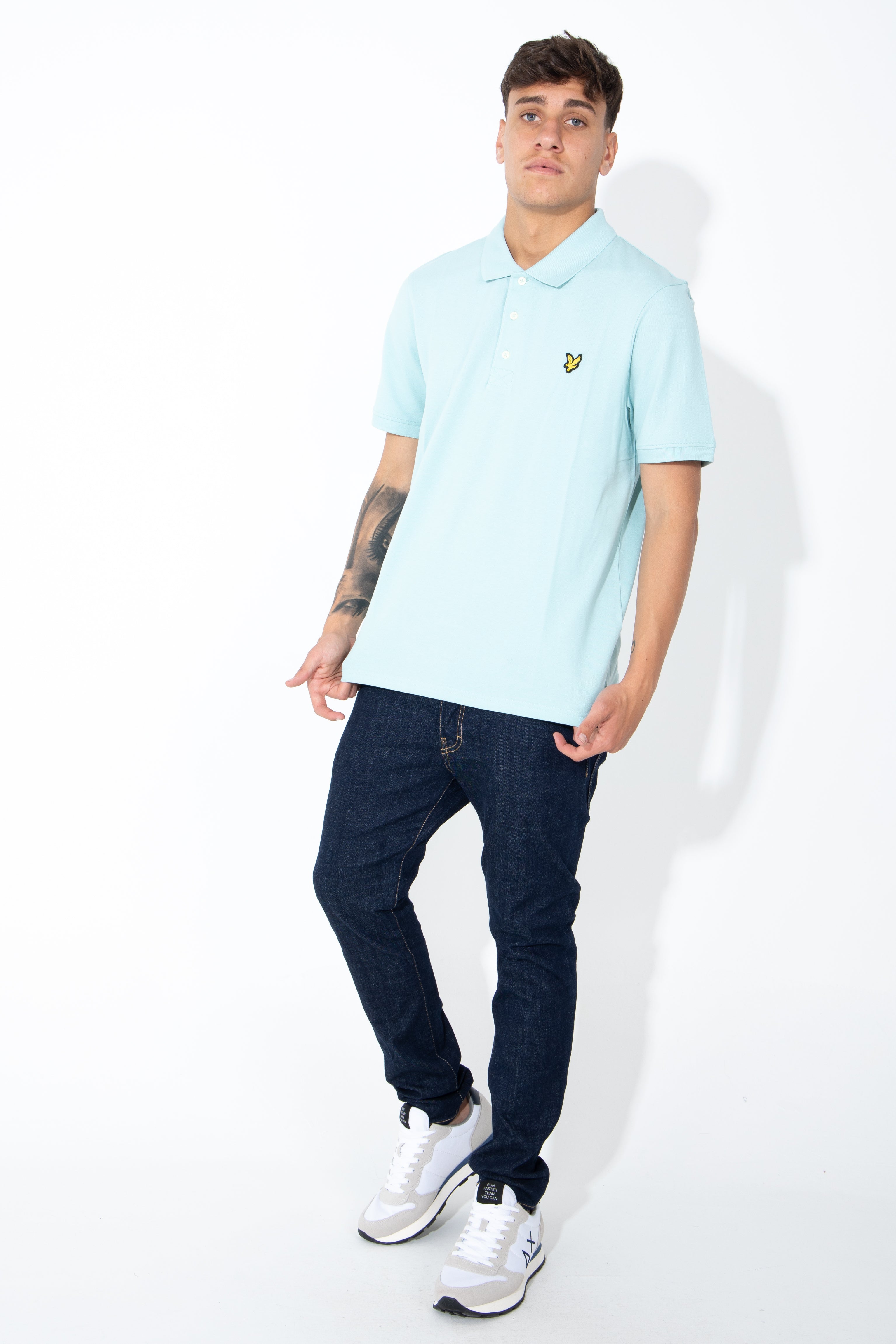 Polo con logo giallo