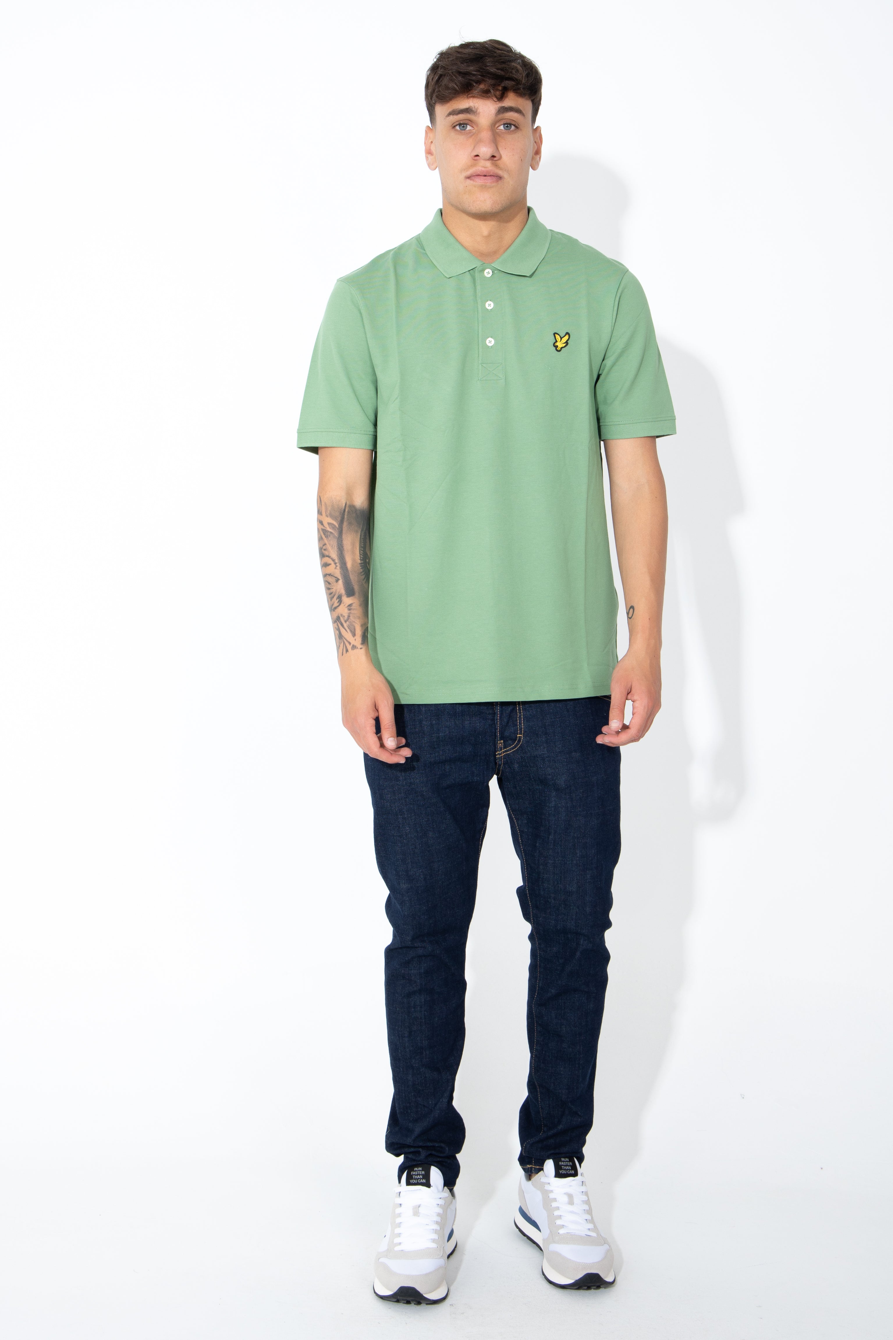 Polo con logo giallo