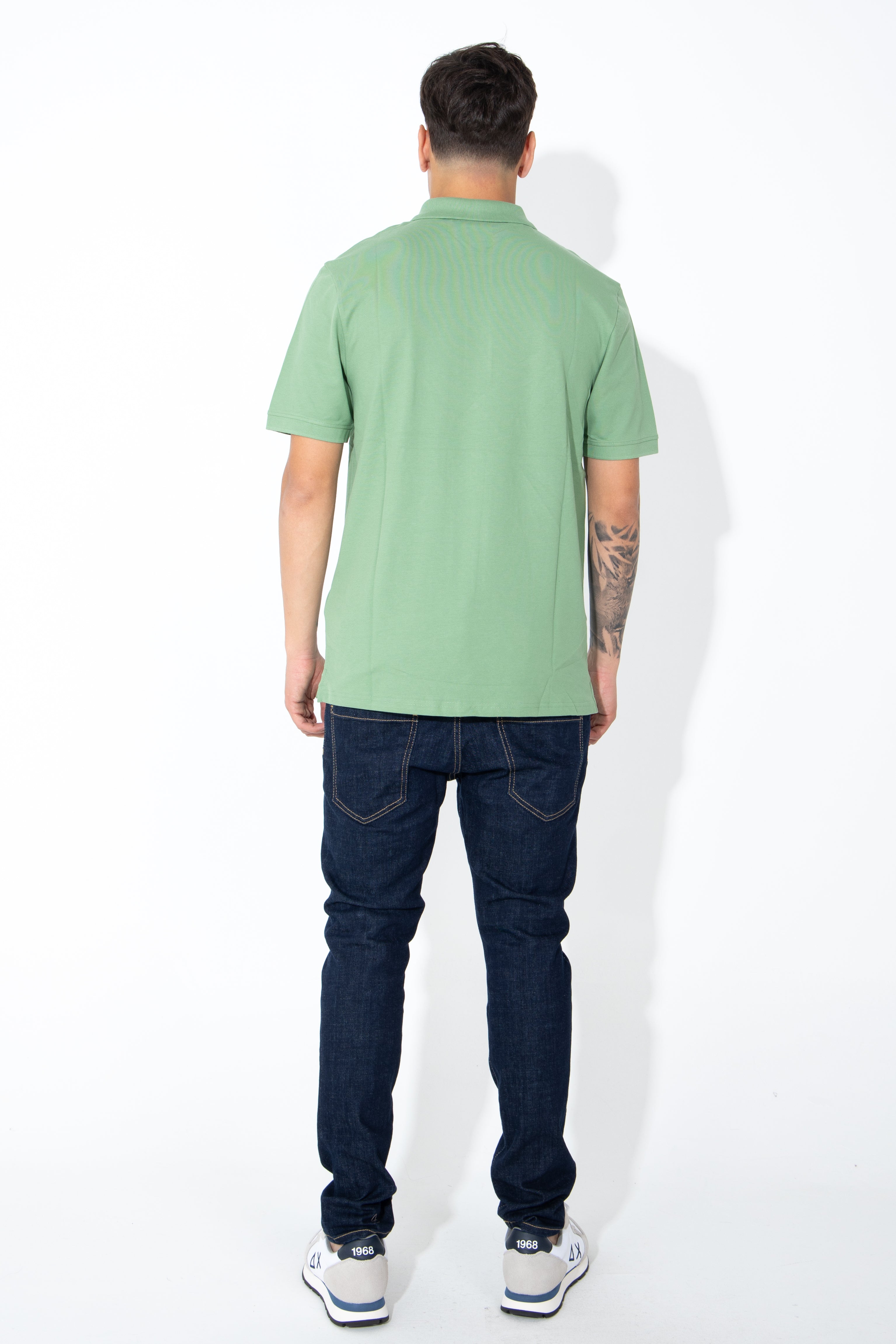 Polo con logo giallo