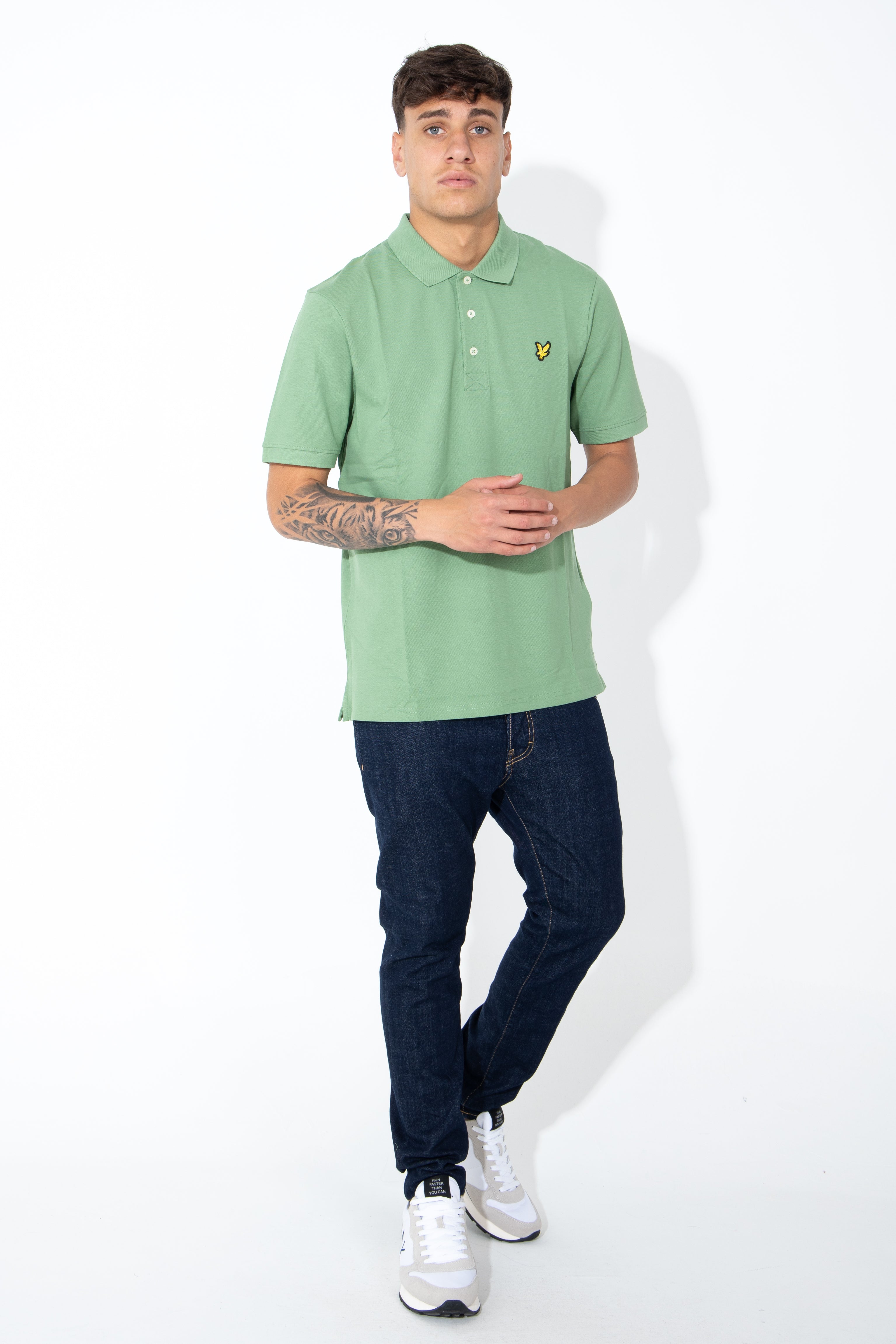 Polo con logo giallo