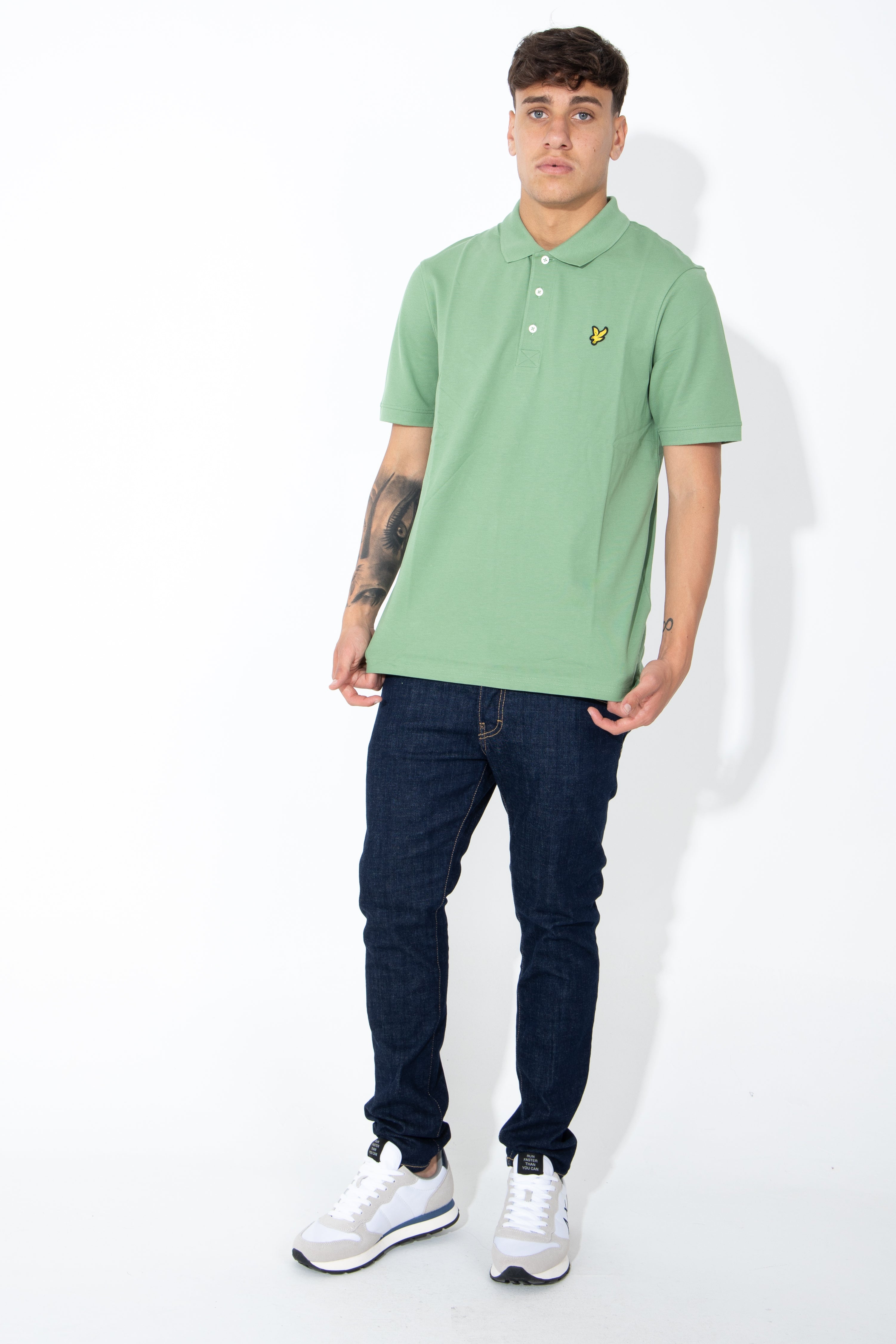 Polo con logo giallo