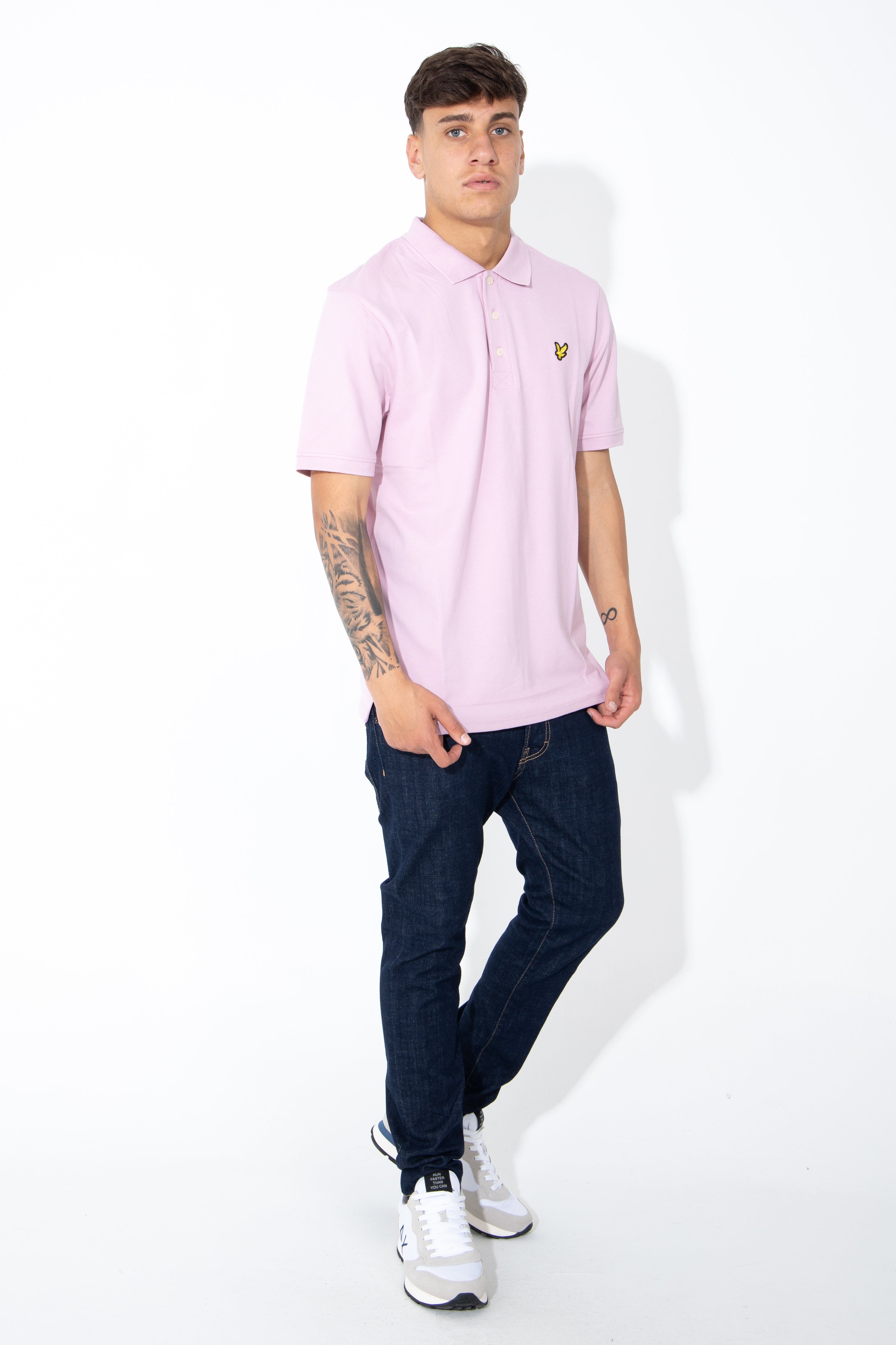 Polo con logo giallo