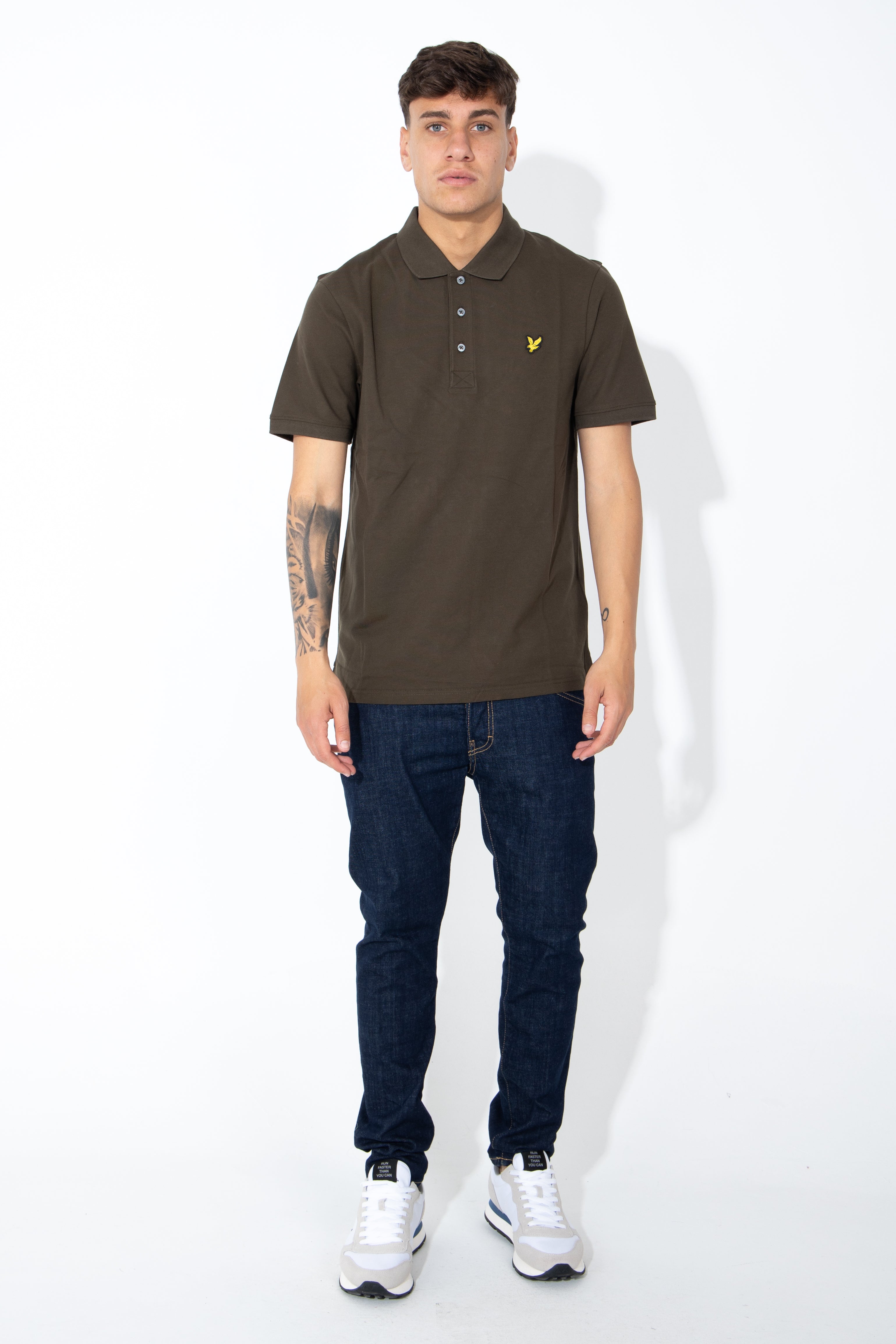 Polo con logo giallo