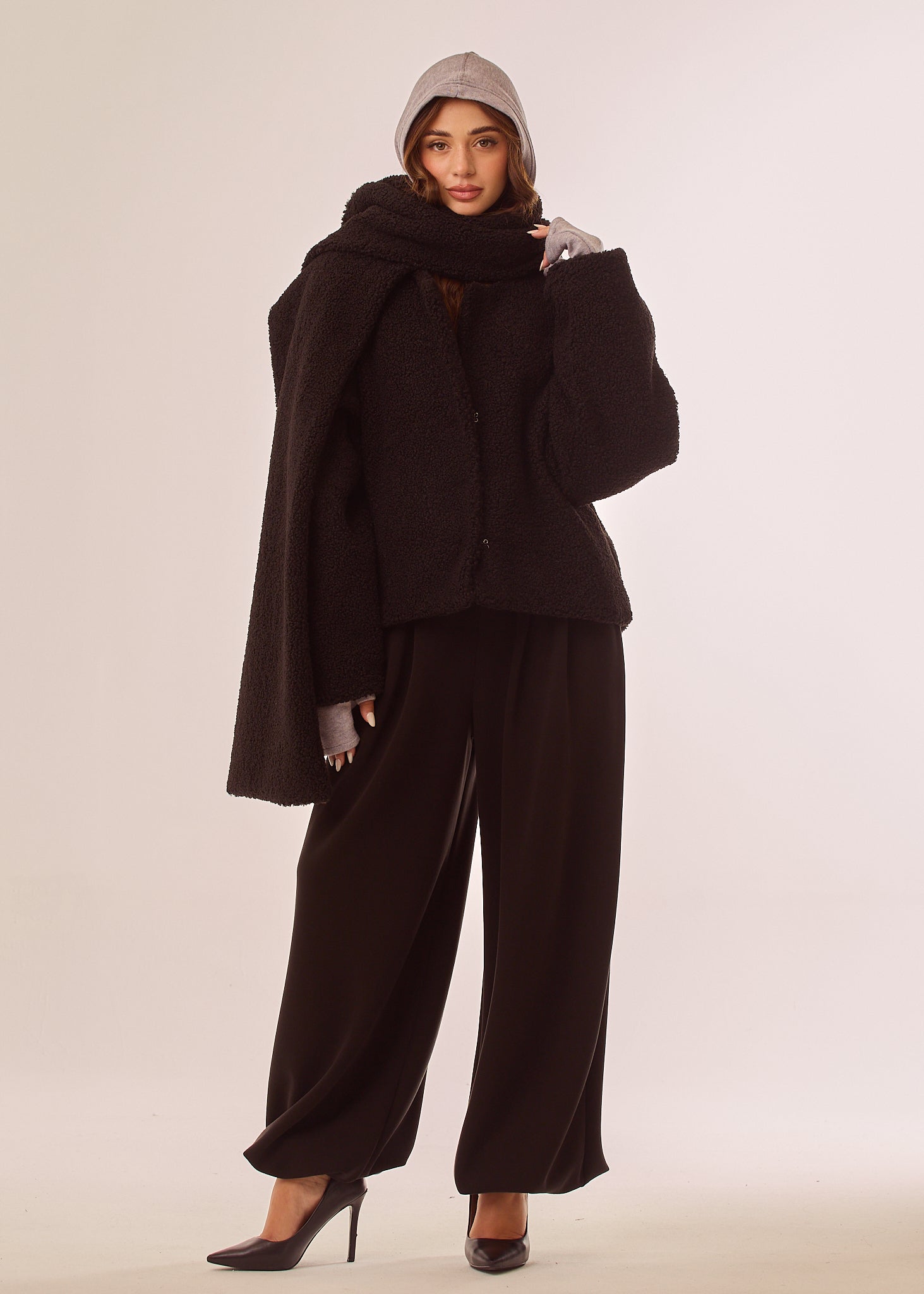 Pelliccia con ampia sciarpa