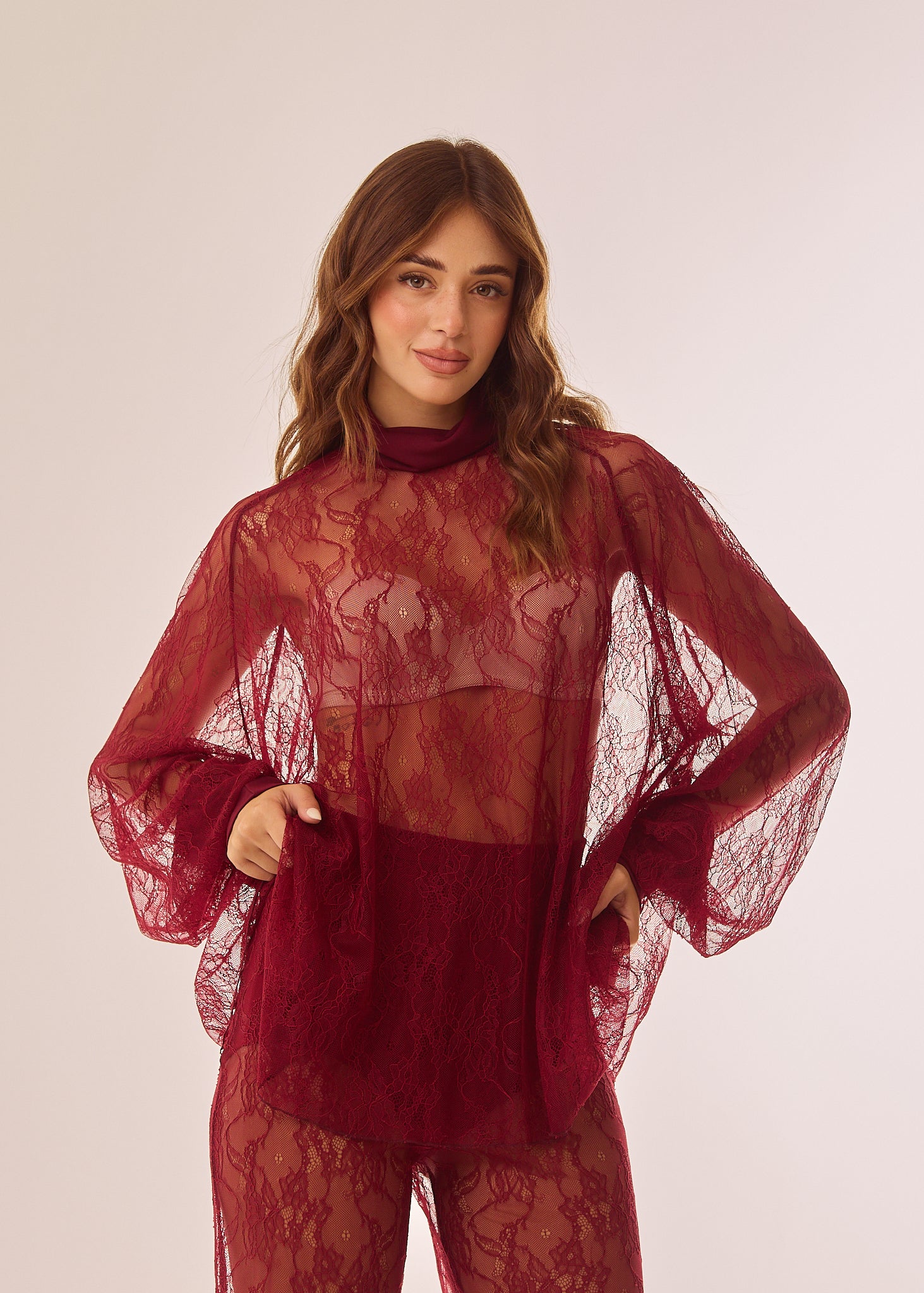 Blusa in pizzo trasparente