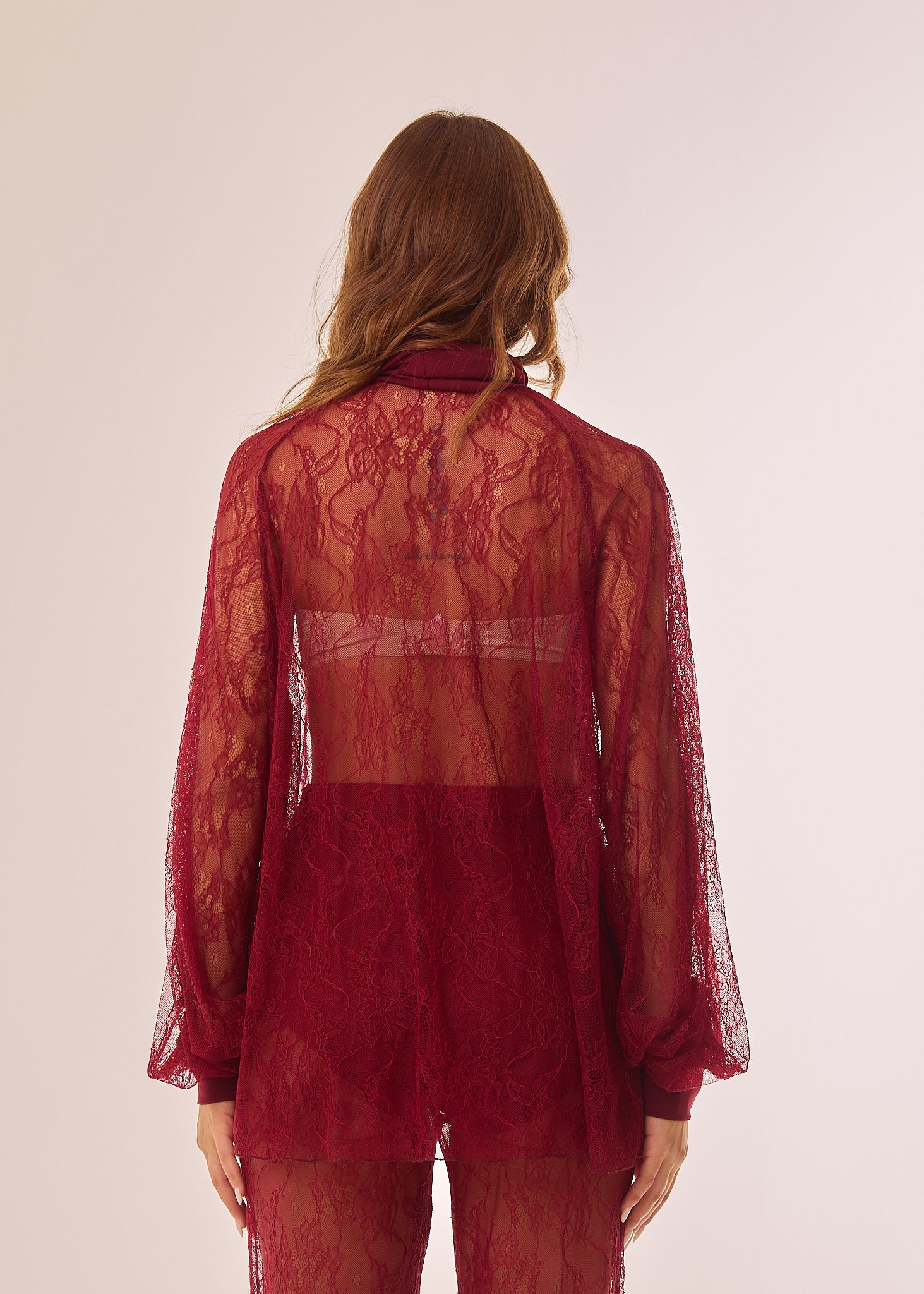 Blusa in pizzo trasparente