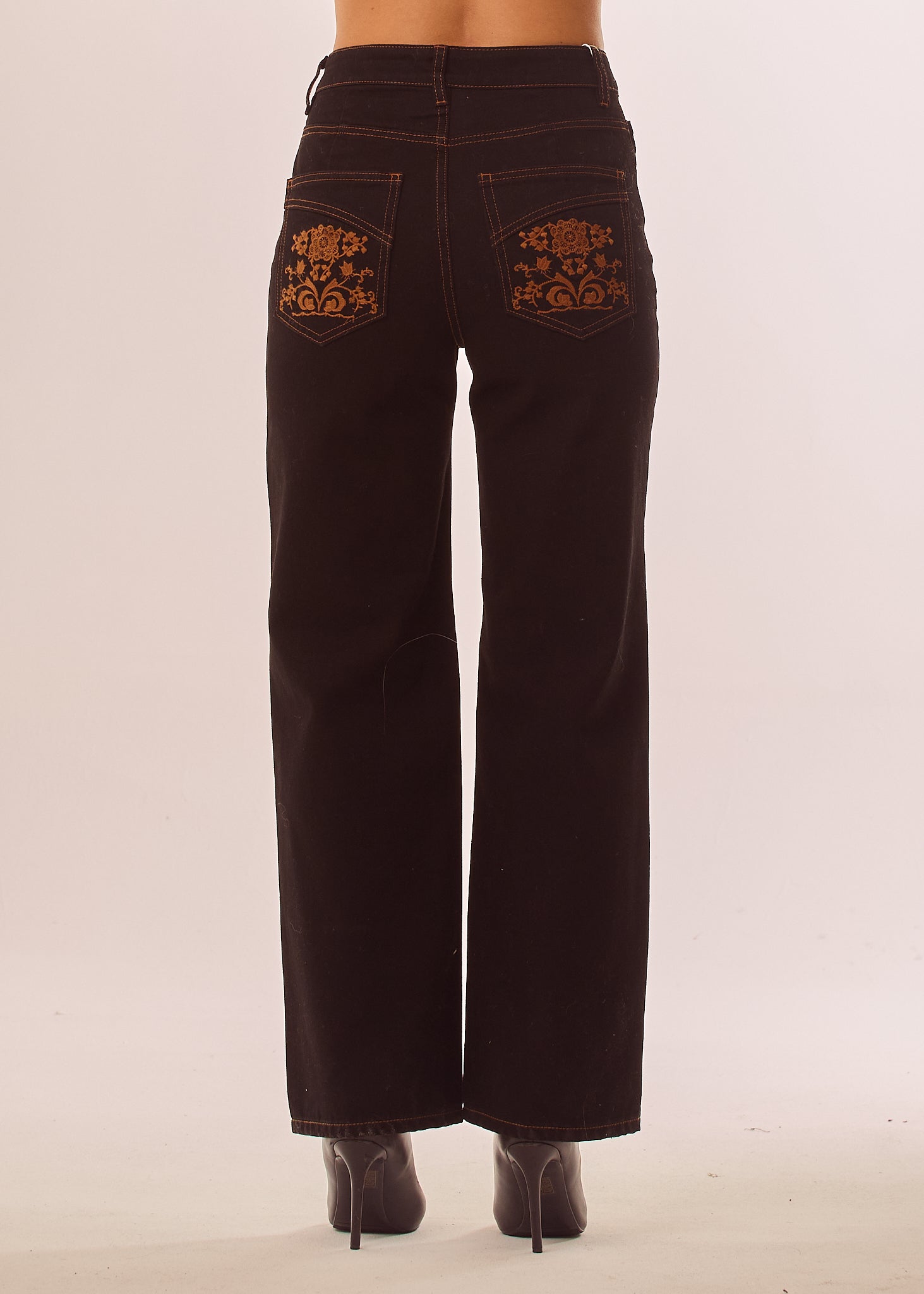 Jeans con impunture a contrasto